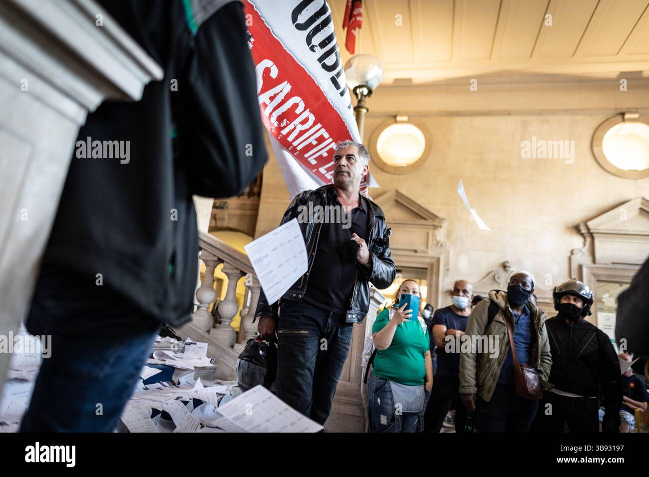 9 juin 2021, Paris 13ème arrondissement (13ème arrond, Ile-de-France (région, France) : mercredi 9 juin, les employés de Striking City of Paris ont repris la mairie du 13ème arrondissement de Paris. Ils se mobilisent contre la réforme de la transformation de la fonction publique, qui doit conduire en janvier 2022 à l’augmentation du temps de travail des agents municipaux. (Crédit image : © Sadak Souici/ZUMA Press Wire) Banque D'Images