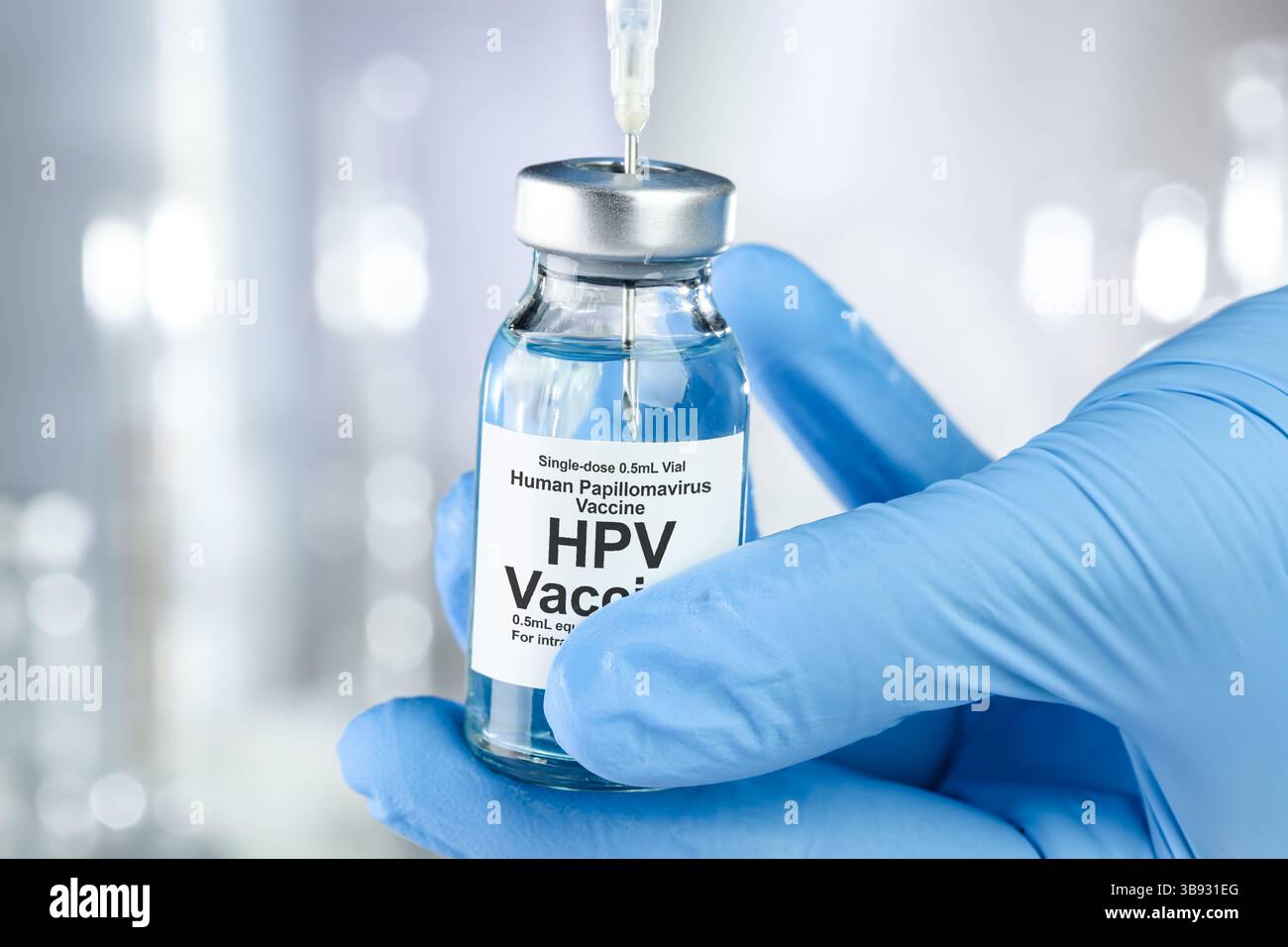 Concept de soins avec une main en bleu gants médicaux holding, HPV Virus du papillome humain, vaccin flacon Banque D'Images