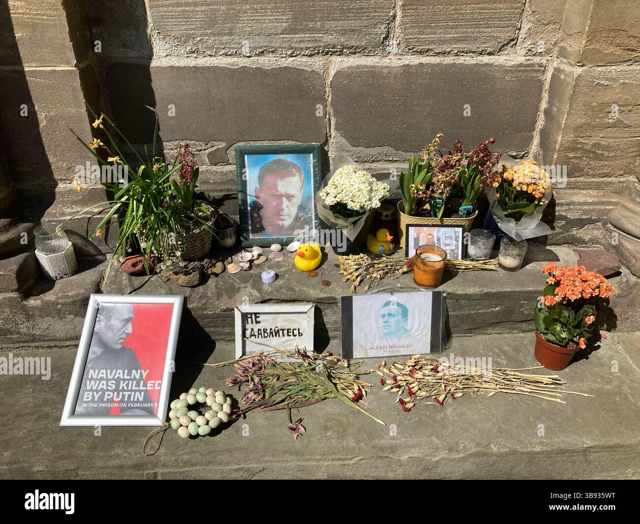 Sanctuaire à la Croix du Mercat pour Alexei Navalny, chef de l'opposition russe mort en prison en 2024, Parliament Square, Édimbourg, Écosse - Image de stock capturée avec un smartphone