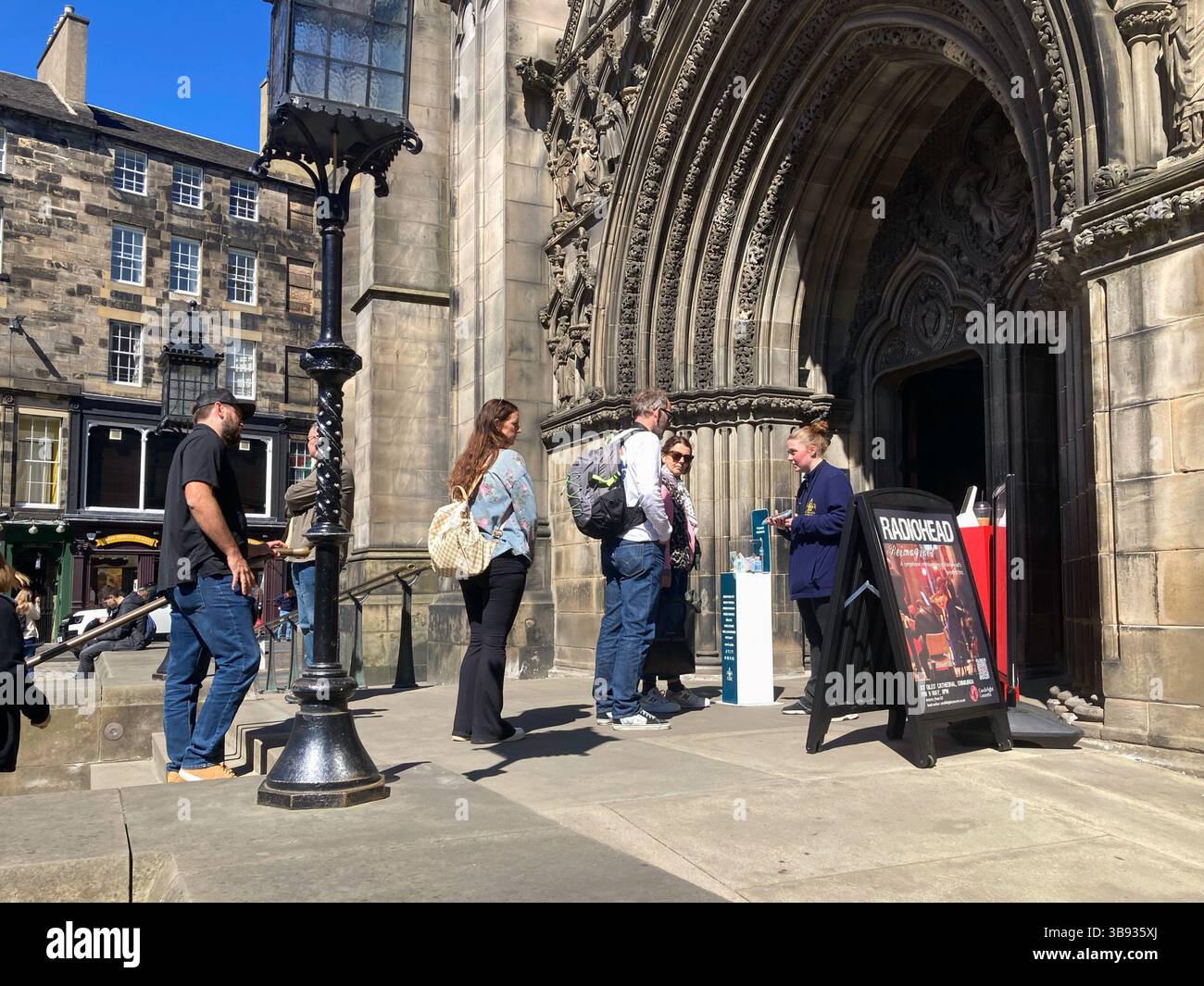 Les visiteurs font la queue pour entrer à la cathédrale de nouveaux Giles, Royal Mile, Édimbourg, Écosse - Image de stock capturée avec un smartphone