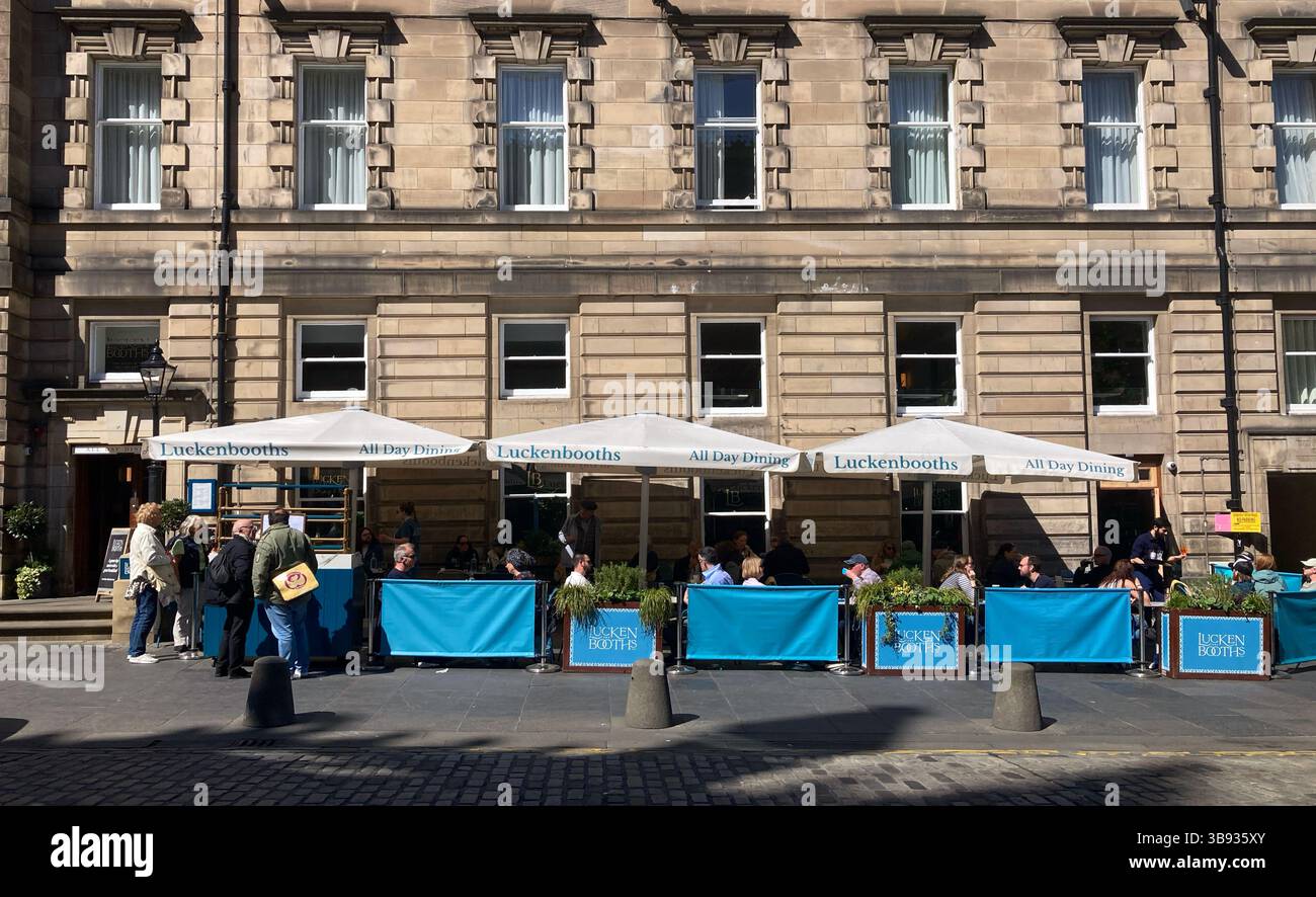 Luckenbooths, offrant des repas toute la journée avec nourriture et boissons, Royal Mile, Édimbourg Écosse - Image de stock capturée avec un smartphone