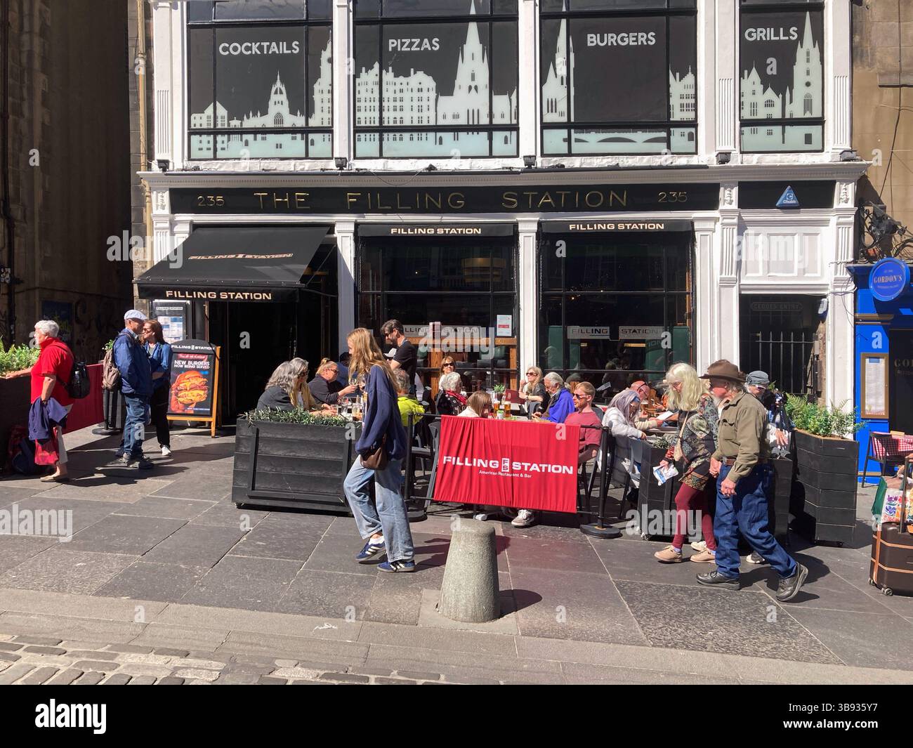 Pub station-service avec des clients dégustant des plats et des boissons en plein air, Royal Mile, Édimbourg, Écosse - Image de stock capturée avec un smartphone