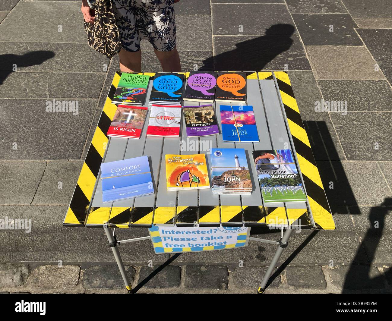 Dépliants gratuits de la Mission en plein air diffusant le mot sur Jésus Christ, Royal Mile, Édimbourg Écosse - Image de stock capturée avec un smartphone