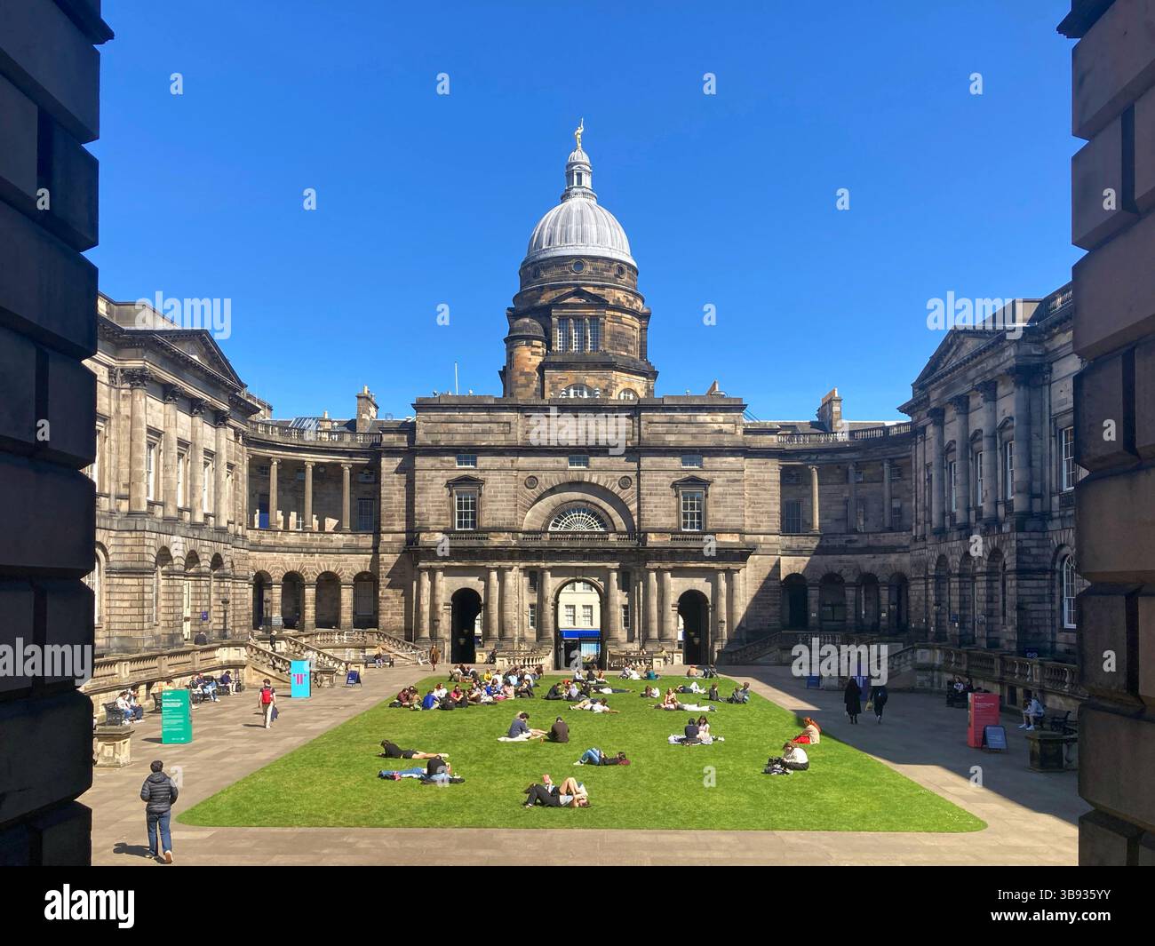 Étudiants appréciant le soleil dans la cour et le quadrangle Old College, Université d'Édimbourg, Edimbourg Écosse - Image de stock capturée avec un smartphone