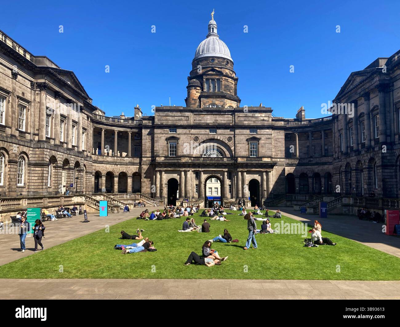 Étudiants appréciant le soleil dans la cour et le quadrangle Old College, Université d'Édimbourg, Edimbourg Écosse - Image de stock capturée avec un smartphone