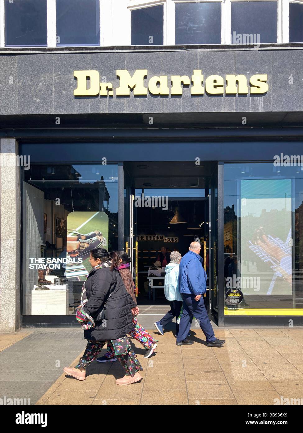 Magasin de chaussures Dr Martens, Princes Street, Édimbourg, Écosse - Image de stock capturée avec un smartphone