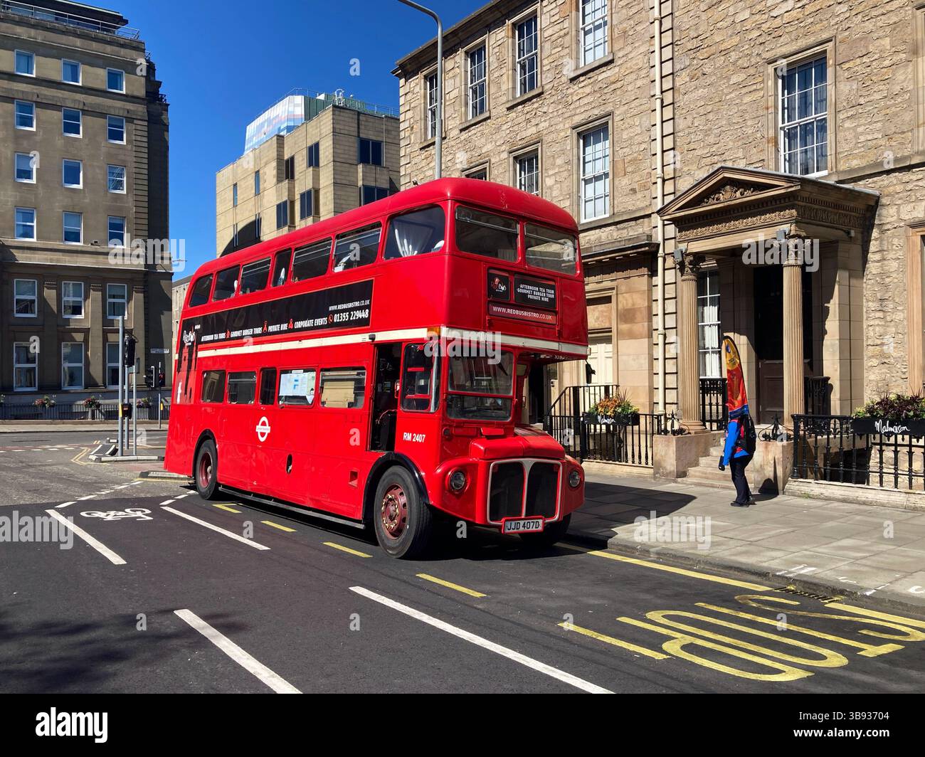 Visites guidées du Red bus Bistro dans un bus rouge classique, visites guidées et service du thé et du champagne l'après-midi, à Andrew Square, Édimbourg, Écosse - Image de stock capturée avec un smartphone