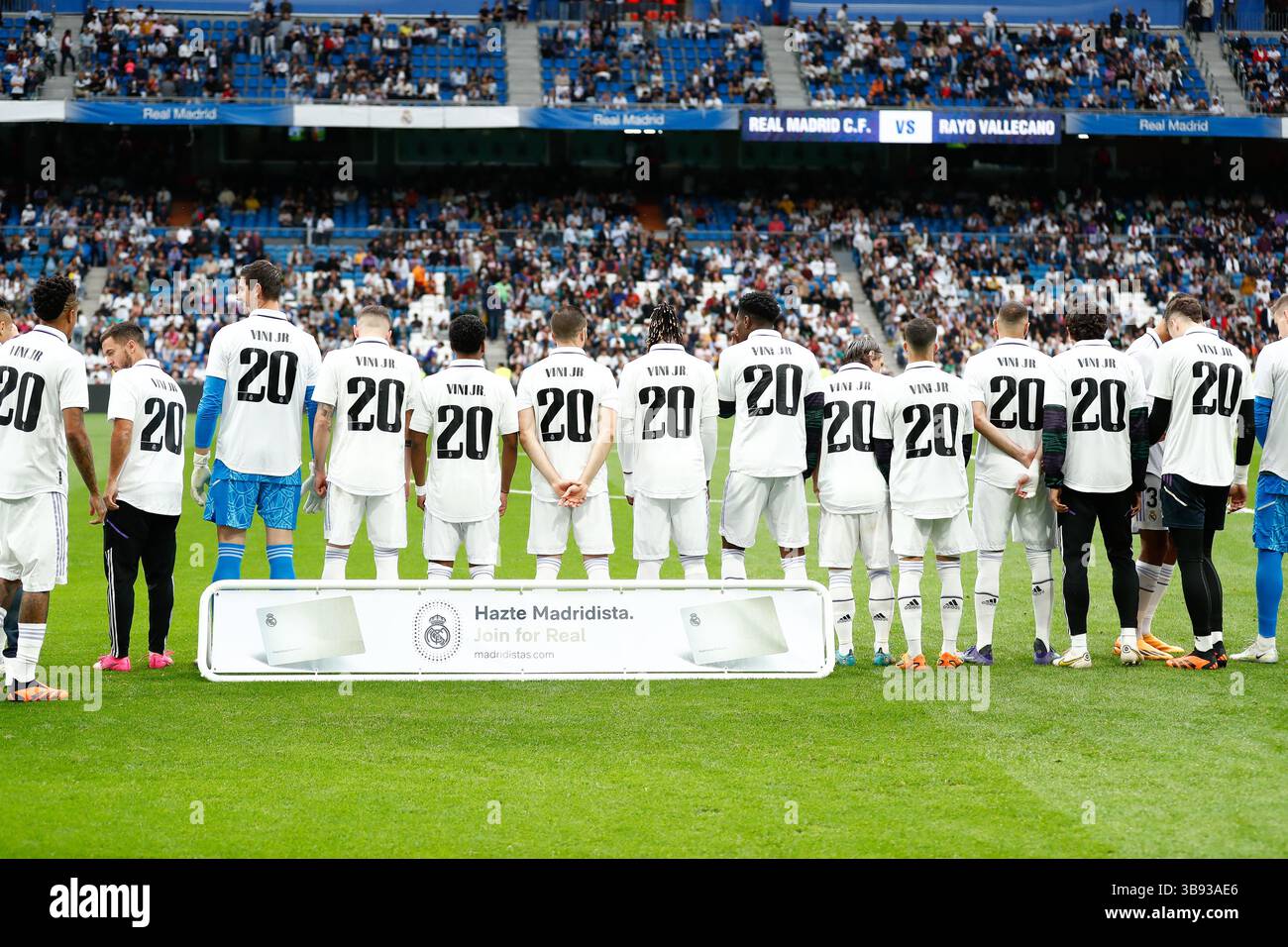 24 mai 2023, MADRID, MADRID, ESPAGNE : les joueurs du Real Madrid portent un T-shirt avec le nom de Vinicius Junior pour leur soutien contre le racisme lors de la ligue espagnole, la Liga Santander, match de football joué entre le Real Madrid et le Rayo Vallecano au stade Santiago Bernabeu le 24 mai 2023, à Madrid, Espagne. (Crédit image : © Oscar J. Barroso/AFP7 via ZUMA Press Wire) Banque D'Images