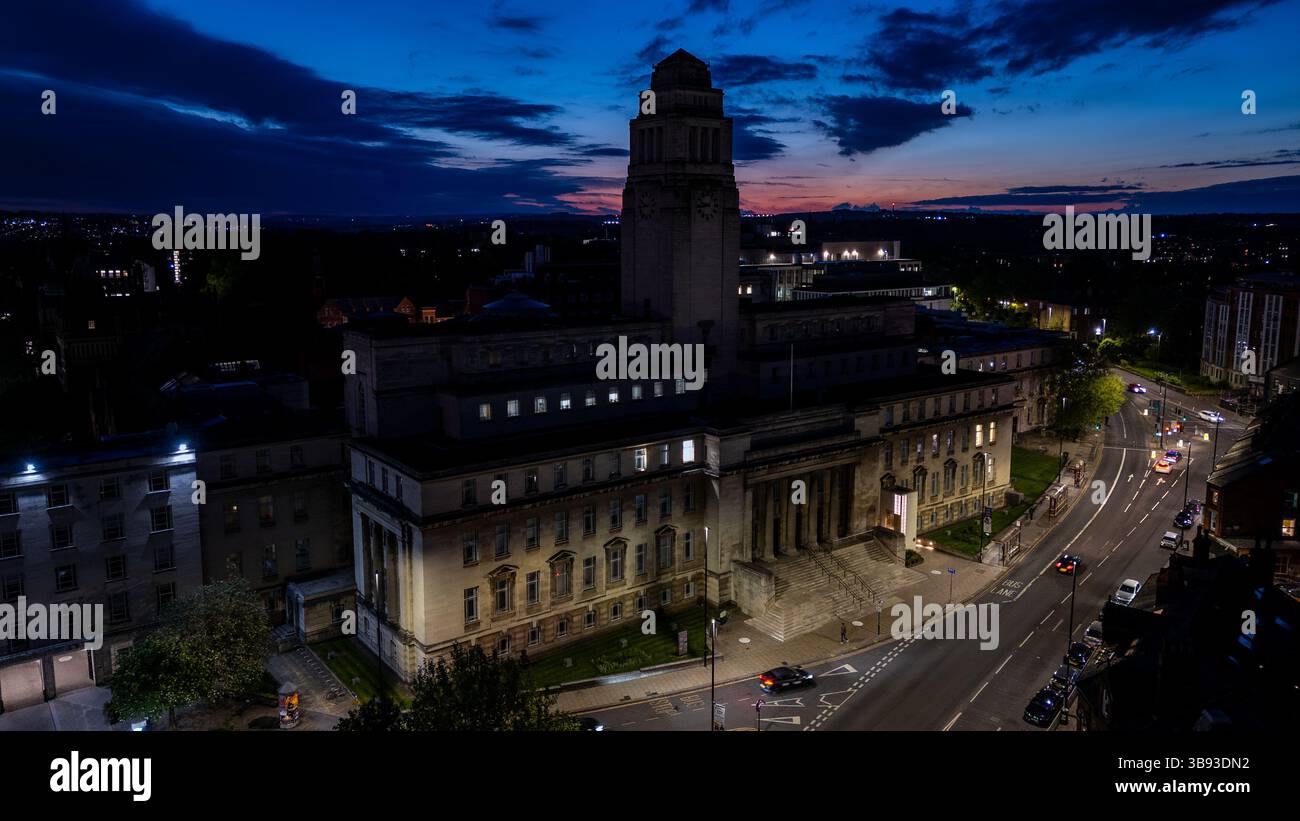 Vue aérienne du Parkinson Building sur le campus de l'Université de Leeds au crépuscule, avec des voitures circulant sur Woodhouse Lane Banque D'Images