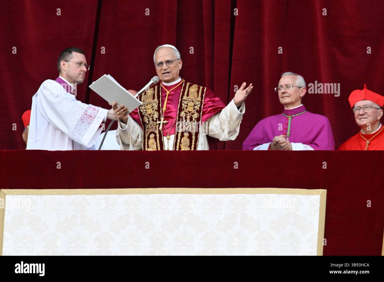 Italie. 08 mai 2025. Le Pape Léon XIV nouvellement élu prend la parole depuis le balcon du Vatican à la Cité du Vatican, au Vatican, le jeudi 8 mai 2025. Après deux jours, le Conclave des Cardinaux a élu le Cardinal Robert Francis Provost, qui sera connu sous le nom de Pape Léon XIV, comme le 267e souverain Pontife après la mort du Pape François le lundi de Pâques. Provost sera le premier pape américain. Photo de Stefano Spaziani/UPI crédit : UPI/Alamy Live News Banque D'Images Italie. 08 mai 2025. Le Pape Léon XIV nouvellement élu prend la parole depuis le balcon du Vatican à la Cité du Vatican, au Vatican, le jeudi 8 mai 2025. Après deux jours, le Conclave des Cardinaux a élu le Cardinal Robert Francis Provost, qui sera connu sous le nom de Pape Léon XIV, comme le 267e souverain Pontife après la mort du Pape François le lundi de Pâques. Provost sera le premier pape américain. Photo de Stefano Spaziani/UPI crédit : UPI/Alamy Live News Banque D'Images
