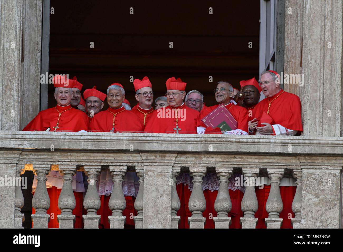 Italie. 08 mai 2025. Les cardinaux se rassemblent avant que le pape Léon XIV nouvellement élu ne soit vu depuis le balcon du Vatican à la Cité du Vatican, au Vatican, le jeudi 8 mai 2025. Après deux jours, le Conclave des Cardinaux a élu le Cardinal Robert Francis Provost, qui sera connu sous le nom de Pape Léon XIV, comme le 267e souverain Pontife après la mort du Pape François le lundi de Pâques. Provost sera le premier pape américain. Photo de Stefano Spaziani/UPI crédit : UPI/Alamy Live News Banque D'Images Italie. 08 mai 2025. Les cardinaux se rassemblent avant que le pape Léon XIV nouvellement élu ne soit vu depuis le balcon du Vatican à la Cité du Vatican, au Vatican, le jeudi 8 mai 2025. Après deux jours, le Conclave des Cardinaux a élu le Cardinal Robert Francis Provost, qui sera connu sous le nom de Pape Léon XIV, comme le 267e souverain Pontife après la mort du Pape François le lundi de Pâques. Provost sera le premier pape américain. Photo de Stefano Spaziani/UPI crédit : UPI/Alamy Live News Banque D'Images