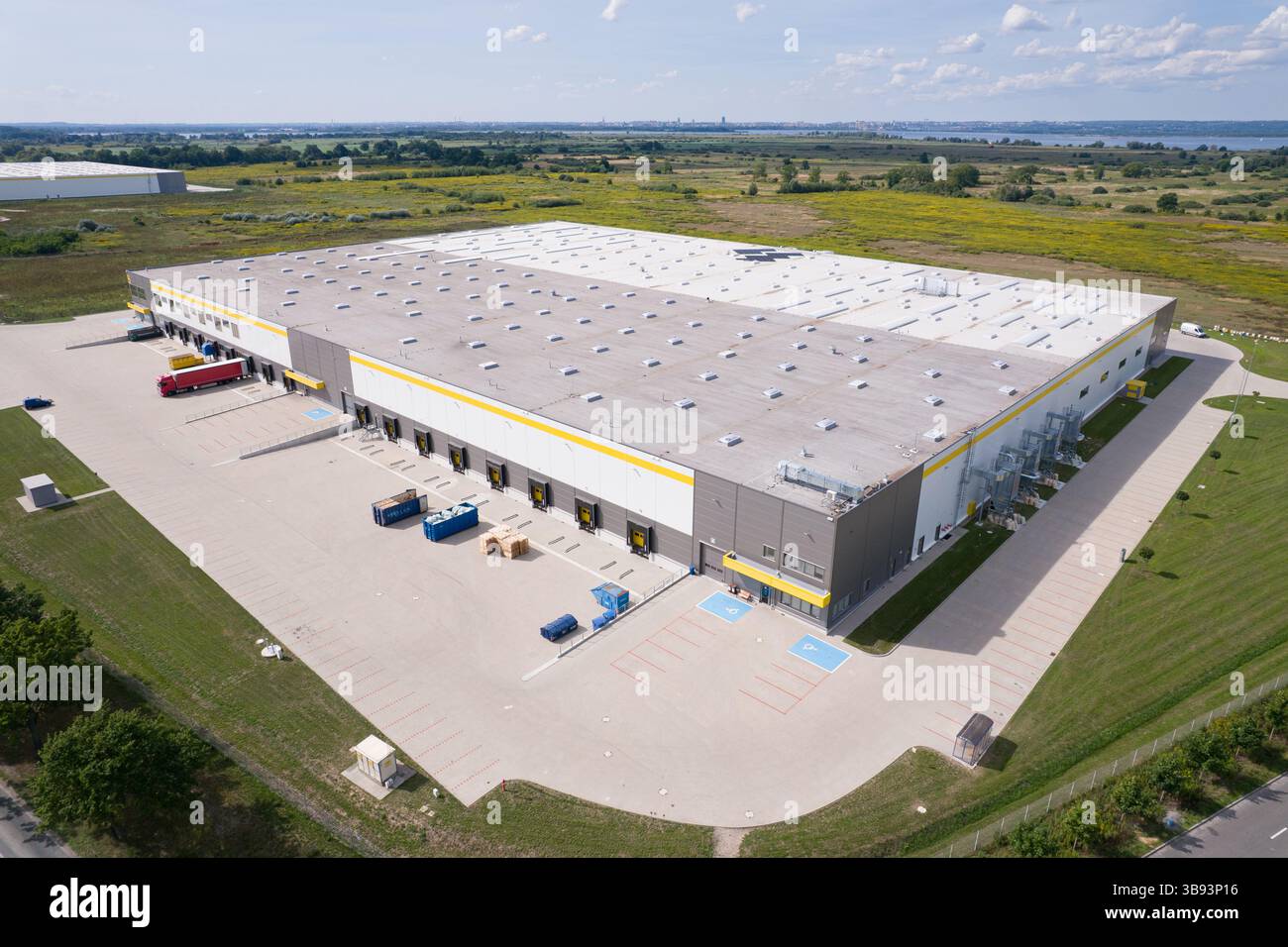 Centre de distribution : vue aérienne de l'entrepôt logistique. Banque D'Images