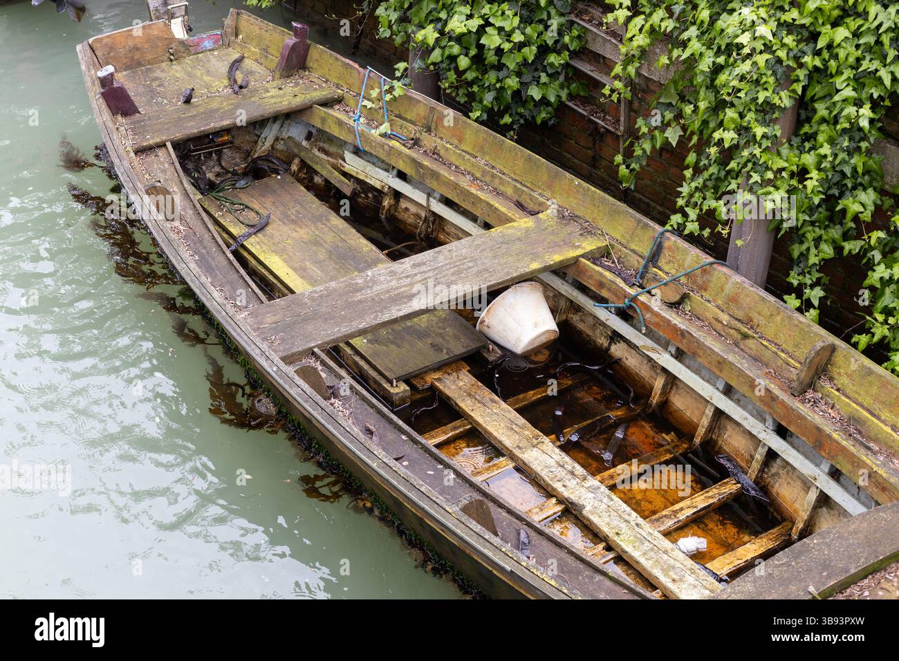 Bateau en bois abandonné avec Ivy Wall Banque D'Images