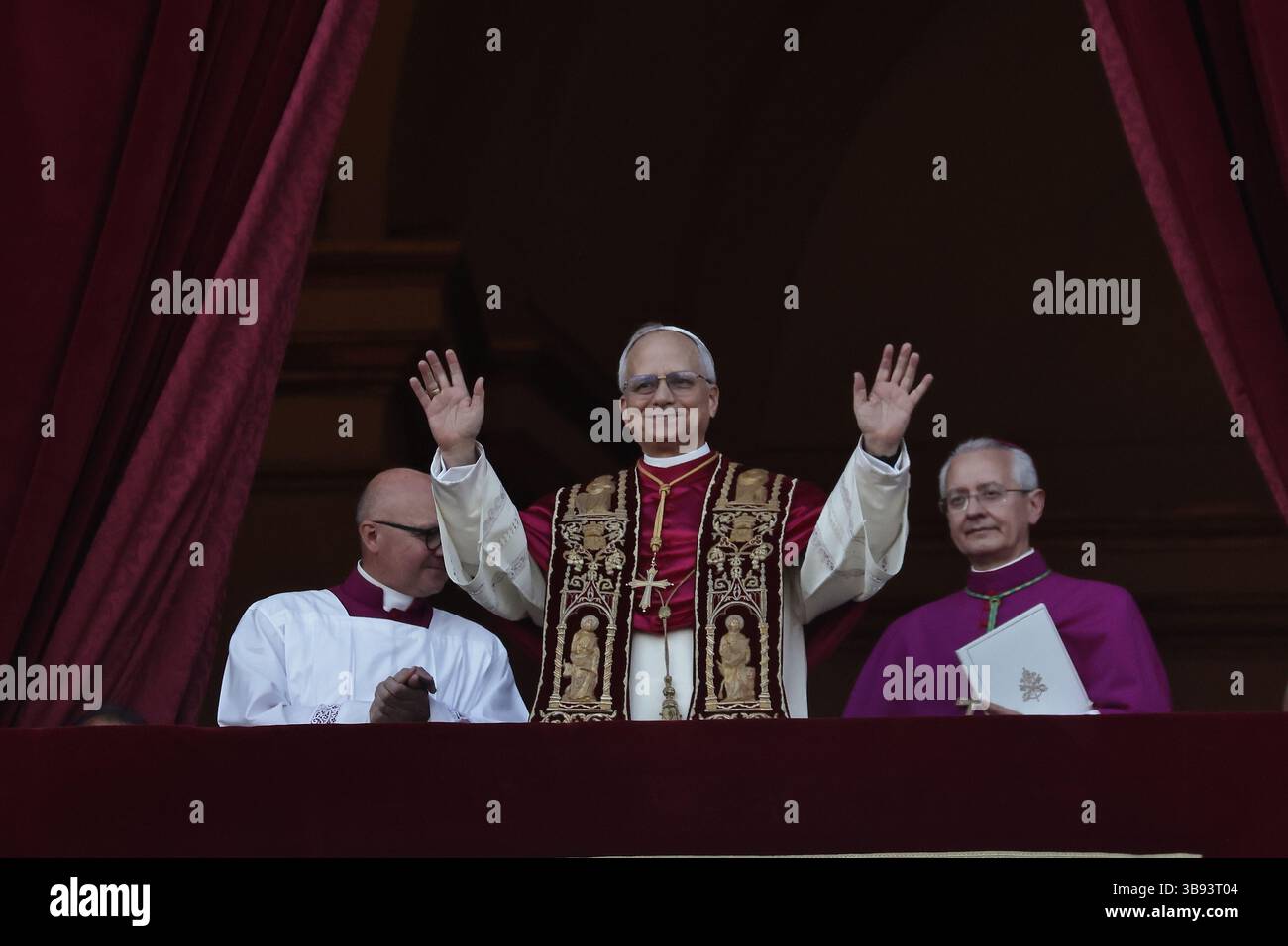 8 mai 2025. État de la Cité du Vatican : le nouveau pape est ROBERST PROVOST, qui sera connu sous le nom de PAPE LÉON XIV, le premier pontife américain à être élu à la tête du Churc catholique. Chicago Born Prevost, 69, est le salut avec d'énormes acclamations de mille rassemblés dans un Peter's Square. ''que la paix soit avec vous'' dit-il du balcon du vatican. © EvandroInetti via ZUMA Wire (crédit image : © Evandro Inetti/ZUMA Press Wire) USAGE ÉDITORIAL SEULEMENT ! Non destiné à UN USAGE commercial ! Banque D'Images 8 mai 2025. État de la Cité du Vatican : le nouveau pape est ROBERST PROVOST, qui sera connu sous le nom de PAPE LÉON XIV, le premier pontife américain à être élu à la tête du Churc catholique. Chicago Born Prevost, 69, est le salut avec d'énormes acclamations de mille rassemblés dans un Peter's Square. ''que la paix soit avec vous'' dit-il du balcon du vatican. © EvandroInetti via ZUMA Wire (crédit image : © Evandro Inetti/ZUMA Press Wire) USAGE ÉDITORIAL SEULEMENT ! Non destiné à UN USAGE commercial ! Banque D'Images