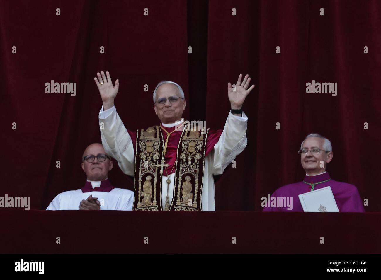 8 mai 2025. État de la Cité du Vatican : le nouveau pape est ROBERST PROVOST, qui sera connu sous le nom de PAPE LÉON XIV, le premier pontife américain à être élu à la tête du Churc catholique. Chicago Born Prevost, 69, est le salut avec d'énormes acclamations de mille rassemblés dans un Peter's Square. ''que la paix soit avec vous'' dit-il du balcon du vatican. © EvandroInetti via ZUMA Wire (crédit image : © Evandro Inetti/ZUMA Press Wire) USAGE ÉDITORIAL SEULEMENT ! Non destiné à UN USAGE commercial ! Banque D'Images 8 mai 2025. État de la Cité du Vatican : le nouveau pape est ROBERST PROVOST, qui sera connu sous le nom de PAPE LÉON XIV, le premier pontife américain à être élu à la tête du Churc catholique. Chicago Born Prevost, 69, est le salut avec d'énormes acclamations de mille rassemblés dans un Peter's Square. ''que la paix soit avec vous'' dit-il du balcon du vatican. © EvandroInetti via ZUMA Wire (crédit image : © Evandro Inetti/ZUMA Press Wire) USAGE ÉDITORIAL SEULEMENT ! Non destiné à UN USAGE commercial ! Banque D'Images