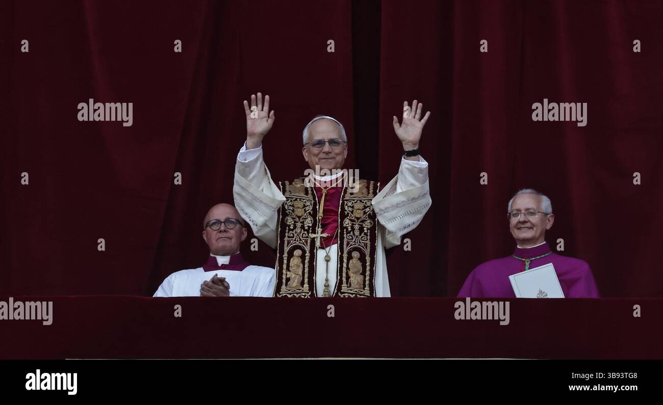 8 mai 2025. État de la Cité du Vatican : le nouveau pape est ROBERST PROVOST, qui sera connu sous le nom de PAPE LÉON XIV, le premier pontife américain à être élu à la tête du Churc catholique. Chicago Born Prevost, 69, est le salut avec d'énormes acclamations de mille rassemblés dans un Peter's Square. ''que la paix soit avec vous'' dit-il du balcon du vatican. © EvandroInetti via ZUMA Wire (crédit image : © Evandro Inetti/ZUMA Press Wire) USAGE ÉDITORIAL SEULEMENT ! Non destiné à UN USAGE commercial ! Banque D'Images 8 mai 2025. État de la Cité du Vatican : le nouveau pape est ROBERST PROVOST, qui sera connu sous le nom de PAPE LÉON XIV, le premier pontife américain à être élu à la tête du Churc catholique. Chicago Born Prevost, 69, est le salut avec d'énormes acclamations de mille rassemblés dans un Peter's Square. ''que la paix soit avec vous'' dit-il du balcon du vatican. © EvandroInetti via ZUMA Wire (crédit image : © Evandro Inetti/ZUMA Press Wire) USAGE ÉDITORIAL SEULEMENT ! Non destiné à UN USAGE commercial ! Banque D'Images
