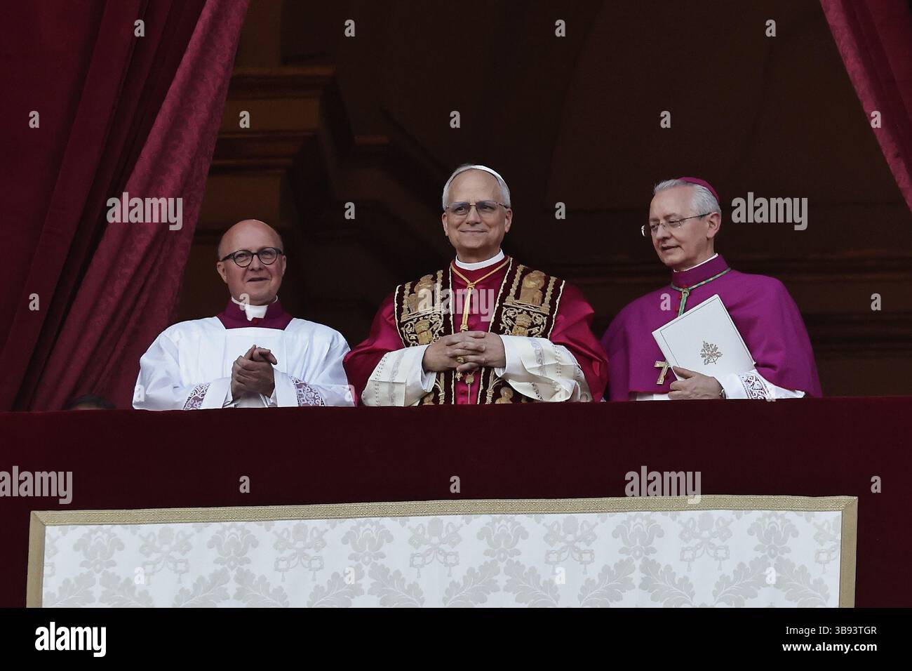 8 mai 2025. État de la Cité du Vatican : le nouveau pape est ROBERST PROVOST, qui sera connu sous le nom de PAPE LÉON XIV, le premier pontife américain à être élu à la tête du Churc catholique. Chicago Born Prevost, 69, est le salut avec d'énormes acclamations de mille rassemblés dans un Peter's Square. ''que la paix soit avec vous'' dit-il du balcon du vatican. © EvandroInetti via ZUMA Wire (crédit image : © Evandro Inetti/ZUMA Press Wire) USAGE ÉDITORIAL SEULEMENT ! Non destiné à UN USAGE commercial ! Banque D'Images 8 mai 2025. État de la Cité du Vatican : le nouveau pape est ROBERST PROVOST, qui sera connu sous le nom de PAPE LÉON XIV, le premier pontife américain à être élu à la tête du Churc catholique. Chicago Born Prevost, 69, est le salut avec d'énormes acclamations de mille rassemblés dans un Peter's Square. ''que la paix soit avec vous'' dit-il du balcon du vatican. © EvandroInetti via ZUMA Wire (crédit image : © Evandro Inetti/ZUMA Press Wire) USAGE ÉDITORIAL SEULEMENT ! Non destiné à UN USAGE commercial ! Banque D'Images