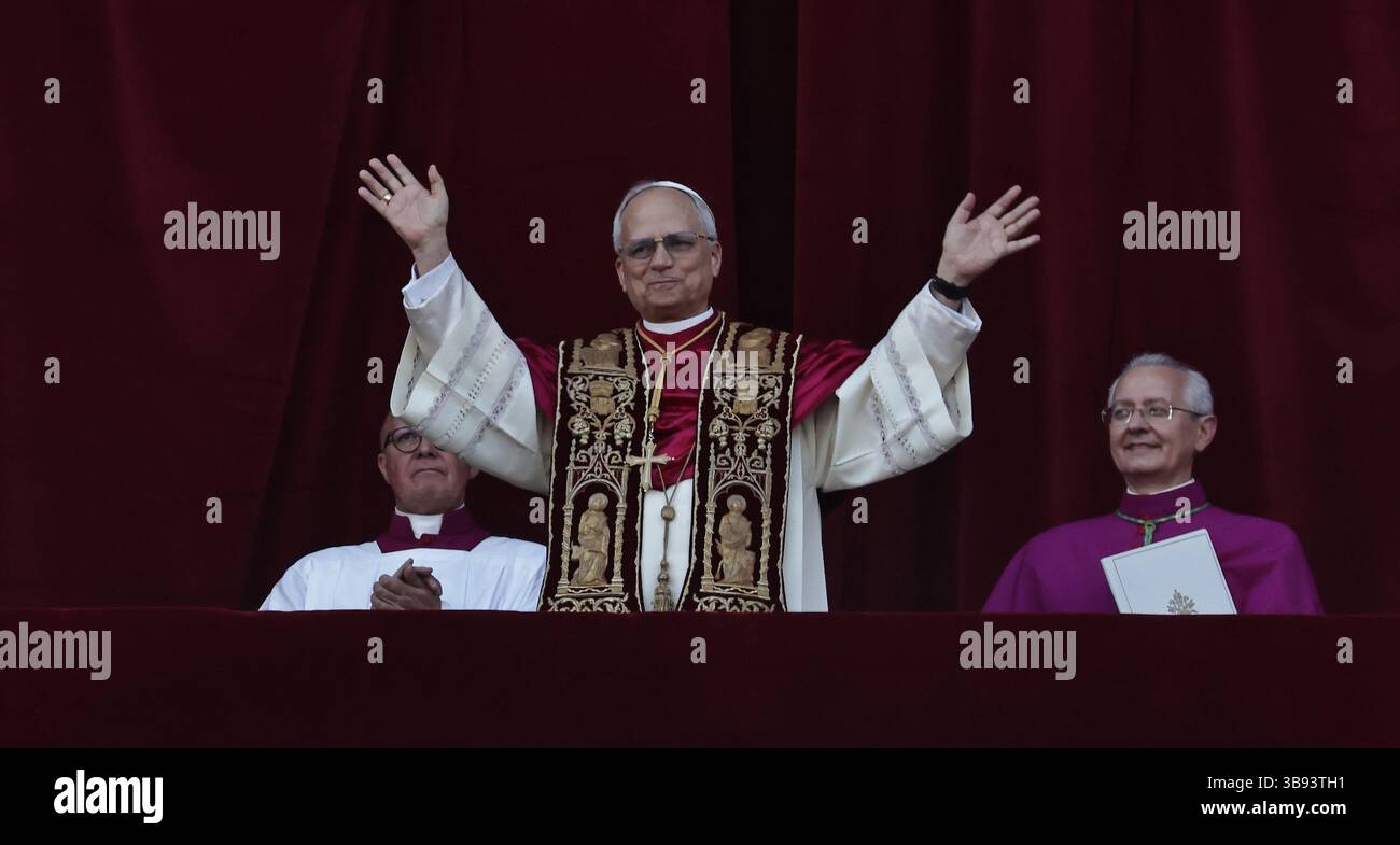 8 mai 2025. État de la Cité du Vatican : le nouveau pape est ROBERST PROVOST, qui sera connu sous le nom de PAPE LÉON XIV, le premier pontife américain à être élu à la tête du Churc catholique. Chicago Born Prevost, 69, est le salut avec d'énormes acclamations de mille rassemblés dans un Peter's Square. ''que la paix soit avec vous'' dit-il du balcon du vatican. © EvandroInetti via ZUMA Wire (crédit image : © Evandro Inetti/ZUMA Press Wire) USAGE ÉDITORIAL SEULEMENT ! Non destiné à UN USAGE commercial ! Banque D'Images 8 mai 2025. État de la Cité du Vatican : le nouveau pape est ROBERST PROVOST, qui sera connu sous le nom de PAPE LÉON XIV, le premier pontife américain à être élu à la tête du Churc catholique. Chicago Born Prevost, 69, est le salut avec d'énormes acclamations de mille rassemblés dans un Peter's Square. ''que la paix soit avec vous'' dit-il du balcon du vatican. © EvandroInetti via ZUMA Wire (crédit image : © Evandro Inetti/ZUMA Press Wire) USAGE ÉDITORIAL SEULEMENT ! Non destiné à UN USAGE commercial ! Banque D'Images