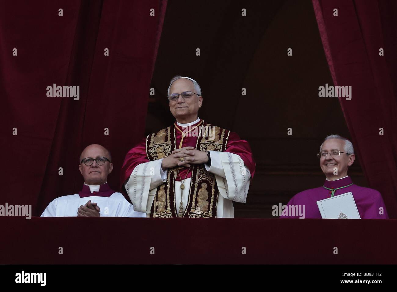 8 mai 2025. État de la Cité du Vatican : le nouveau pape est ROBERST PROVOST, qui sera connu sous le nom de PAPE LÉON XIV, le premier pontife américain à être élu à la tête du Churc catholique. Chicago Born Prevost, 69, est le salut avec d'énormes acclamations de mille rassemblés dans un Peter's Square. ''que la paix soit avec vous'' dit-il du balcon du vatican. © EvandroInetti via ZUMA Wire (crédit image : © Evandro Inetti/ZUMA Press Wire) USAGE ÉDITORIAL SEULEMENT ! Non destiné à UN USAGE commercial ! Banque D'Images 8 mai 2025. État de la Cité du Vatican : le nouveau pape est ROBERST PROVOST, qui sera connu sous le nom de PAPE LÉON XIV, le premier pontife américain à être élu à la tête du Churc catholique. Chicago Born Prevost, 69, est le salut avec d'énormes acclamations de mille rassemblés dans un Peter's Square. ''que la paix soit avec vous'' dit-il du balcon du vatican. © EvandroInetti via ZUMA Wire (crédit image : © Evandro Inetti/ZUMA Press Wire) USAGE ÉDITORIAL SEULEMENT ! Non destiné à UN USAGE commercial ! Banque D'Images