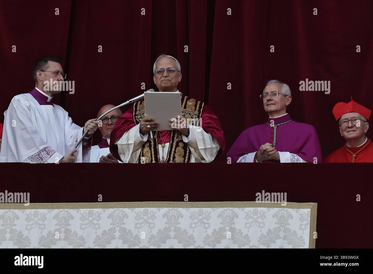 8 mai 2025. État de la Cité du Vatican : le nouveau pape est ROBERST PROVOST, qui sera connu sous le nom de PAPE LÉON XIV, le premier pontife américain à être élu à la tête du Churc catholique. Chicago Born Prevost, 69, est le salut avec d'énormes acclamations de mille rassemblés dans un Peter's Square. ''que la paix soit avec vous'' dit-il du balcon du vatican. © EvandroInetti via ZUMA Wire (crédit image : © Evandro Inetti/ZUMA Press Wire) USAGE ÉDITORIAL SEULEMENT ! Non destiné à UN USAGE commercial ! Banque D'Images 8 mai 2025. État de la Cité du Vatican : le nouveau pape est ROBERST PROVOST, qui sera connu sous le nom de PAPE LÉON XIV, le premier pontife américain à être élu à la tête du Churc catholique. Chicago Born Prevost, 69, est le salut avec d'énormes acclamations de mille rassemblés dans un Peter's Square. ''que la paix soit avec vous'' dit-il du balcon du vatican. © EvandroInetti via ZUMA Wire (crédit image : © Evandro Inetti/ZUMA Press Wire) USAGE ÉDITORIAL SEULEMENT ! Non destiné à UN USAGE commercial ! Banque D'Images