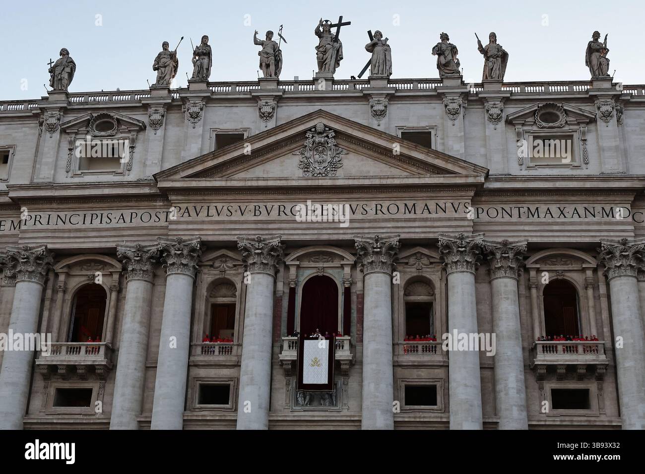 8 mai 2025. État de la Cité du Vatican : le nouveau pape est ROBERST PROVOST, qui sera connu sous le nom de PAPE LÉON XIV, le premier pontife américain à être élu à la tête du Churc catholique. Chicago Born Prevost, 69, est le salut avec d'énormes acclamations de mille rassemblés dans un Peter's Square. ''que la paix soit avec vous'' dit-il du balcon du vatican. © EvandroInetti via ZUMA Wire (crédit image : © Evandro Inetti/ZUMA Press Wire) USAGE ÉDITORIAL SEULEMENT ! Non destiné à UN USAGE commercial ! Banque D'Images 8 mai 2025. État de la Cité du Vatican : le nouveau pape est ROBERST PROVOST, qui sera connu sous le nom de PAPE LÉON XIV, le premier pontife américain à être élu à la tête du Churc catholique. Chicago Born Prevost, 69, est le salut avec d'énormes acclamations de mille rassemblés dans un Peter's Square. ''que la paix soit avec vous'' dit-il du balcon du vatican. © EvandroInetti via ZUMA Wire (crédit image : © Evandro Inetti/ZUMA Press Wire) USAGE ÉDITORIAL SEULEMENT ! Non destiné à UN USAGE commercial ! Banque D'Images
