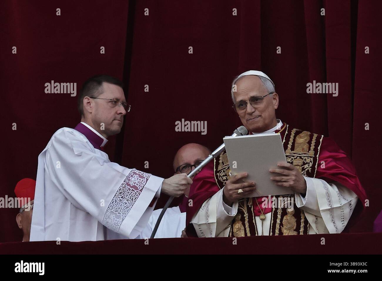 8 mai 2025. État de la Cité du Vatican : le nouveau pape est ROBERST PROVOST, qui sera connu sous le nom de PAPE LÉON XIV, le premier pontife américain à être élu à la tête du Churc catholique. Chicago Born Prevost, 69, est le salut avec d'énormes acclamations de mille rassemblés dans un Peter's Square. ''que la paix soit avec vous'' dit-il du balcon du vatican. © EvandroInetti via ZUMA Wire (crédit image : © Evandro Inetti/ZUMA Press Wire) USAGE ÉDITORIAL SEULEMENT ! Non destiné à UN USAGE commercial ! Banque D'Images 8 mai 2025. État de la Cité du Vatican : le nouveau pape est ROBERST PROVOST, qui sera connu sous le nom de PAPE LÉON XIV, le premier pontife américain à être élu à la tête du Churc catholique. Chicago Born Prevost, 69, est le salut avec d'énormes acclamations de mille rassemblés dans un Peter's Square. ''que la paix soit avec vous'' dit-il du balcon du vatican. © EvandroInetti via ZUMA Wire (crédit image : © Evandro Inetti/ZUMA Press Wire) USAGE ÉDITORIAL SEULEMENT ! Non destiné à UN USAGE commercial ! Banque D'Images
