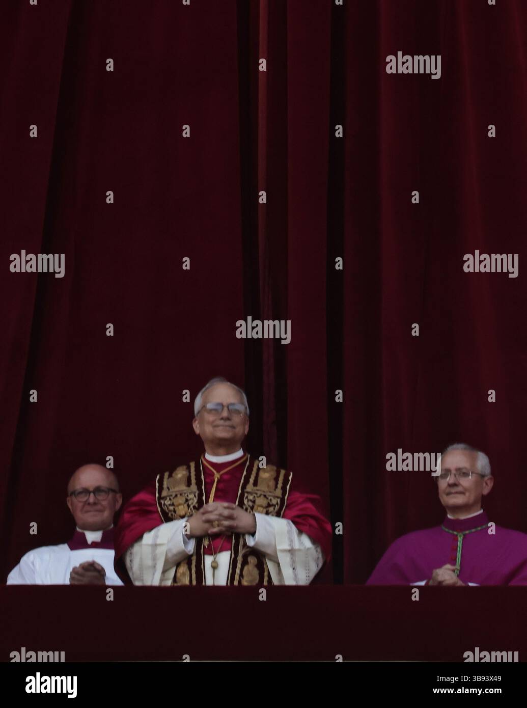 8 mai 2025. État de la Cité du Vatican : le nouveau pape est ROBERST PROVOST, qui sera connu sous le nom de PAPE LÉON XIV, le premier pontife américain à être élu à la tête du Churc catholique. Chicago Born Prevost, 69, est le salut avec d'énormes acclamations de mille rassemblés dans un Peter's Square. ''que la paix soit avec vous'' dit-il du balcon du vatican. © EvandroInetti via ZUMA Wire (crédit image : © Evandro Inetti/ZUMA Press Wire) USAGE ÉDITORIAL SEULEMENT ! Non destiné à UN USAGE commercial ! Banque D'Images 8 mai 2025. État de la Cité du Vatican : le nouveau pape est ROBERST PROVOST, qui sera connu sous le nom de PAPE LÉON XIV, le premier pontife américain à être élu à la tête du Churc catholique. Chicago Born Prevost, 69, est le salut avec d'énormes acclamations de mille rassemblés dans un Peter's Square. ''que la paix soit avec vous'' dit-il du balcon du vatican. © EvandroInetti via ZUMA Wire (crédit image : © Evandro Inetti/ZUMA Press Wire) USAGE ÉDITORIAL SEULEMENT ! Non destiné à UN USAGE commercial ! Banque D'Images