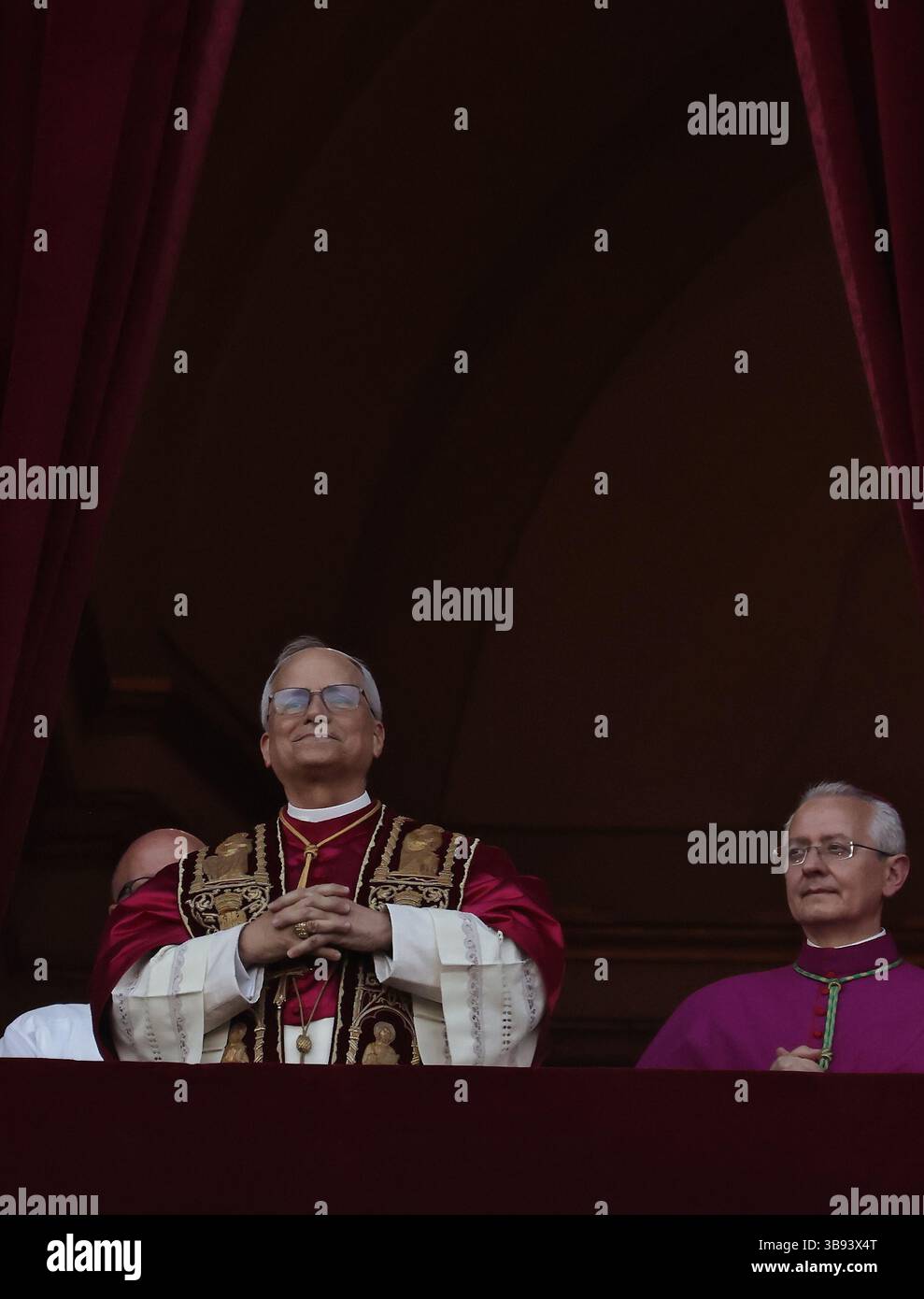 8 mai 2025. État de la Cité du Vatican : le nouveau pape est ROBERST PROVOST, qui sera connu sous le nom de PAPE LÉON XIV, le premier pontife américain à être élu à la tête du Churc catholique. Chicago Born Prevost, 69, est le salut avec d'énormes acclamations de mille rassemblés dans un Peter's Square. ''que la paix soit avec vous'' dit-il du balcon du vatican. © EvandroInetti via ZUMA Wire (crédit image : © Evandro Inetti/ZUMA Press Wire) USAGE ÉDITORIAL SEULEMENT ! Non destiné à UN USAGE commercial ! Banque D'Images 8 mai 2025. État de la Cité du Vatican : le nouveau pape est ROBERST PROVOST, qui sera connu sous le nom de PAPE LÉON XIV, le premier pontife américain à être élu à la tête du Churc catholique. Chicago Born Prevost, 69, est le salut avec d'énormes acclamations de mille rassemblés dans un Peter's Square. ''que la paix soit avec vous'' dit-il du balcon du vatican. © EvandroInetti via ZUMA Wire (crédit image : © Evandro Inetti/ZUMA Press Wire) USAGE ÉDITORIAL SEULEMENT ! Non destiné à UN USAGE commercial ! Banque D'Images