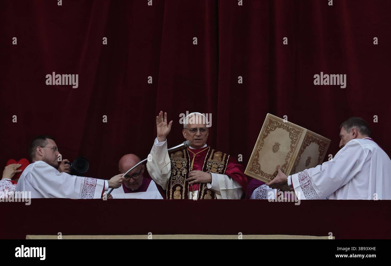 8 mai 2025. État de la Cité du Vatican : le nouveau pape est ROBERST PROVOST, qui sera connu sous le nom de PAPE LÉON XIV, le premier pontife américain à être élu à la tête du Churc catholique. Chicago Born Prevost, 69, est le salut avec d'énormes acclamations de mille rassemblés dans un Peter's Square. ''que la paix soit avec vous'' dit-il du balcon du vatican. © EvandroInetti via ZUMA Wire (crédit image : © Evandro Inetti/ZUMA Press Wire) USAGE ÉDITORIAL SEULEMENT ! Non destiné à UN USAGE commercial ! Banque D'Images 8 mai 2025. État de la Cité du Vatican : le nouveau pape est ROBERST PROVOST, qui sera connu sous le nom de PAPE LÉON XIV, le premier pontife américain à être élu à la tête du Churc catholique. Chicago Born Prevost, 69, est le salut avec d'énormes acclamations de mille rassemblés dans un Peter's Square. ''que la paix soit avec vous'' dit-il du balcon du vatican. © EvandroInetti via ZUMA Wire (crédit image : © Evandro Inetti/ZUMA Press Wire) USAGE ÉDITORIAL SEULEMENT ! Non destiné à UN USAGE commercial ! Banque D'Images