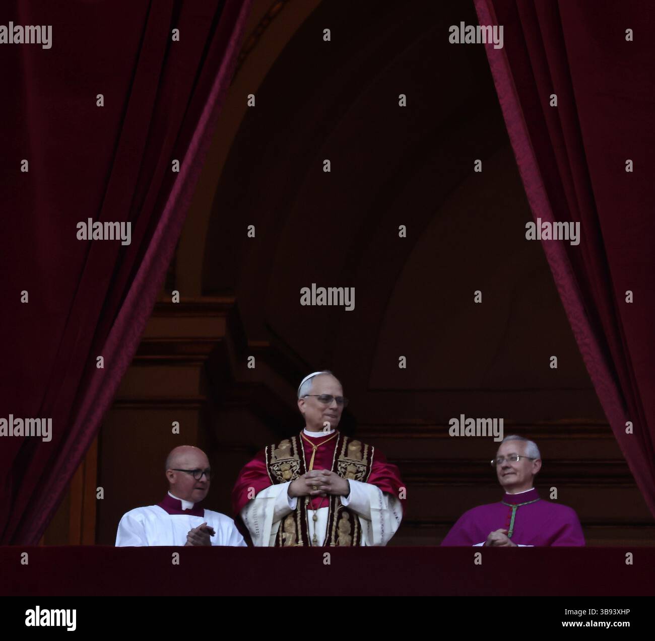 8 mai 2025. État de la Cité du Vatican : le nouveau pape est ROBERST PROVOST, qui sera connu sous le nom de PAPE LÉON XIV, le premier pontife américain à être élu à la tête du Churc catholique. Chicago Born Prevost, 69, est le salut avec d'énormes acclamations de mille rassemblés dans un Peter's Square. ''que la paix soit avec vous'' dit-il du balcon du vatican. © EvandroInetti via ZUMA Wire (crédit image : © Evandro Inetti/ZUMA Press Wire) USAGE ÉDITORIAL SEULEMENT ! Non destiné à UN USAGE commercial ! Banque D'Images 8 mai 2025. État de la Cité du Vatican : le nouveau pape est ROBERST PROVOST, qui sera connu sous le nom de PAPE LÉON XIV, le premier pontife américain à être élu à la tête du Churc catholique. Chicago Born Prevost, 69, est le salut avec d'énormes acclamations de mille rassemblés dans un Peter's Square. ''que la paix soit avec vous'' dit-il du balcon du vatican. © EvandroInetti via ZUMA Wire (crédit image : © Evandro Inetti/ZUMA Press Wire) USAGE ÉDITORIAL SEULEMENT ! Non destiné à UN USAGE commercial ! Banque D'Images