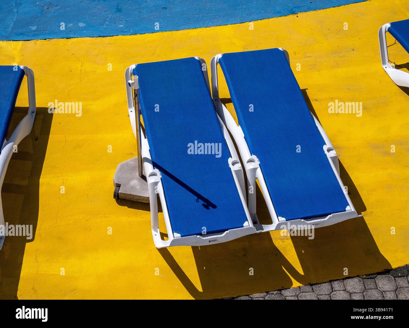 Chaises longues bleues au soleil Banque D'Images
