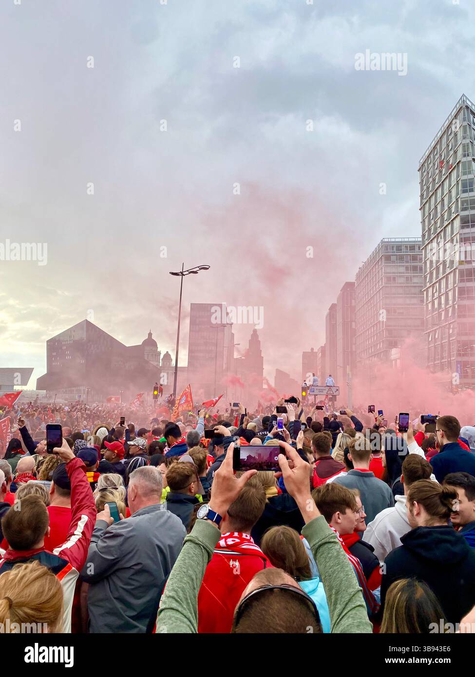 Le Liverpool FC célèbre les victoires de la FA Cup et de la Carabao Cup avec un défilé de bus à toit ouvert à travers Liverpool le 29 mai 2022, acclamé par des milliers de fans. - Image de stock capturée avec un smartphone