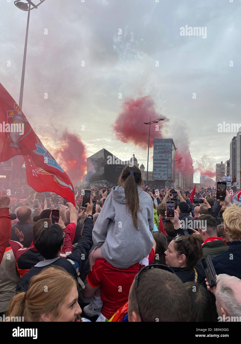 Le Liverpool FC célèbre les victoires de la FA Cup et de la Carabao Cup avec un défilé de bus à toit ouvert à travers Liverpool le 29 mai 2022, acclamé par des milliers de fans. - Image de stock capturée avec un smartphone