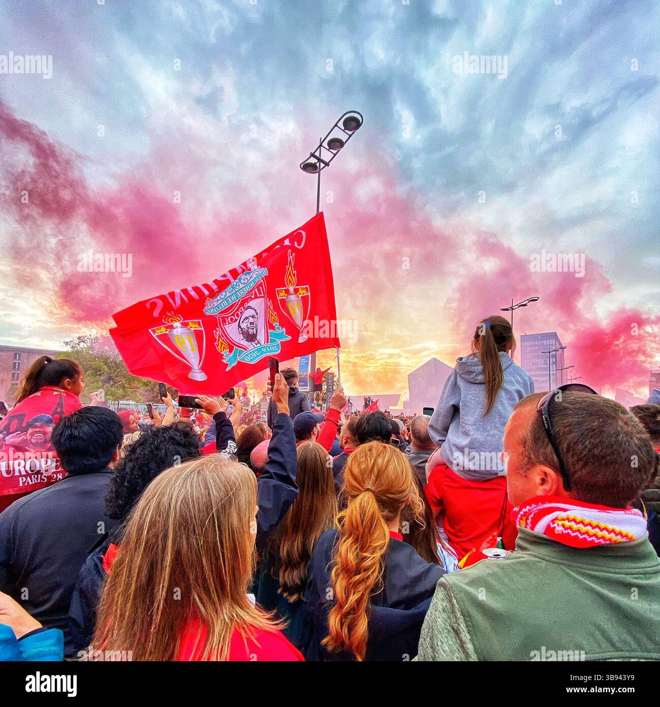 Le Liverpool FC célèbre les victoires de la FA Cup et de la Carabao Cup avec un défilé de bus à toit ouvert à travers Liverpool le 29 mai 2022, acclamé par des milliers de fans. - Image de stock capturée avec un smartphone