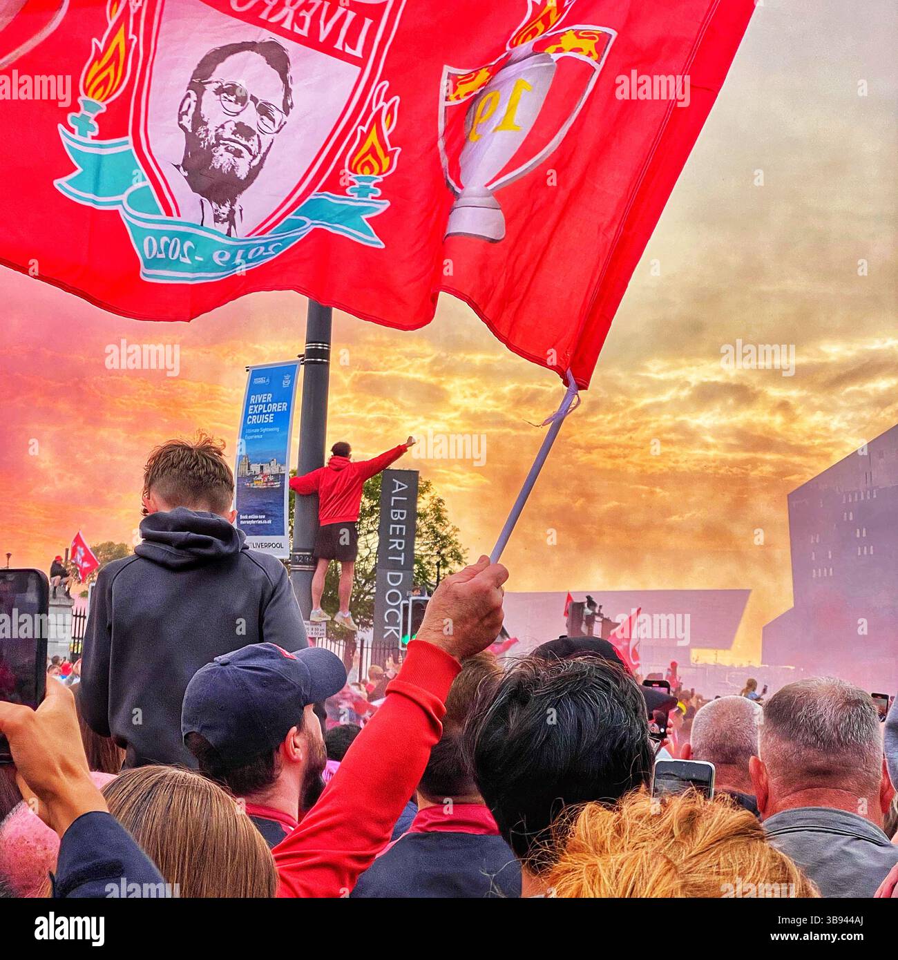 Le Liverpool FC célèbre les victoires de la FA Cup et de la Carabao Cup avec un défilé de bus à toit ouvert à travers Liverpool le 29 mai 2022, acclamé par des milliers de fans. - Image de stock capturée avec un smartphone