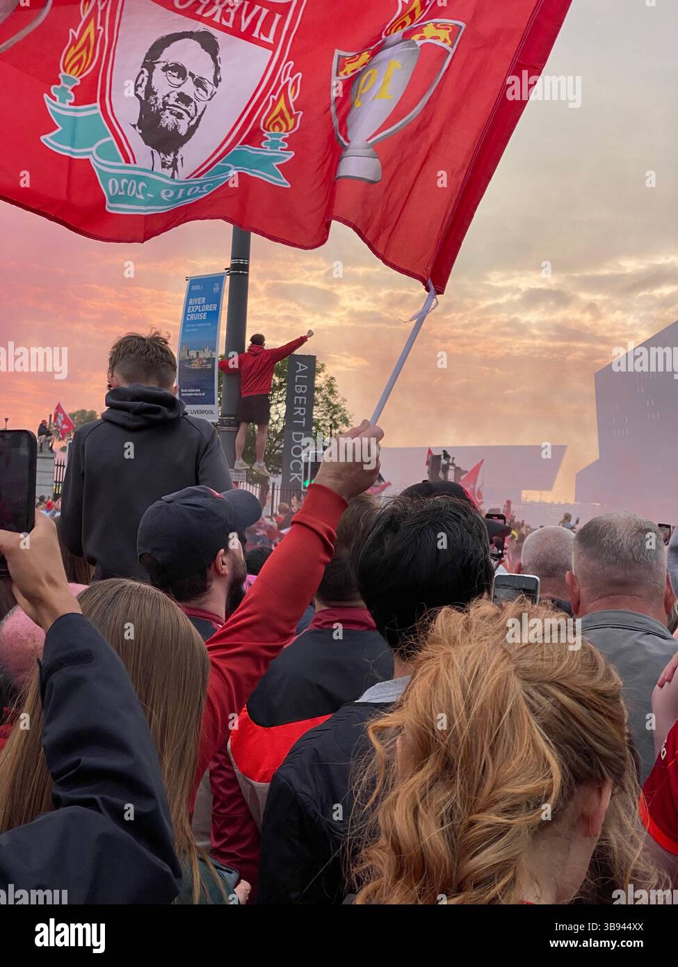 Le Liverpool FC célèbre les victoires de la FA Cup et de la Carabao Cup avec un défilé de bus à toit ouvert à travers Liverpool le 29 mai 2022, acclamé par des milliers de fans. - Image de stock capturée avec un smartphone