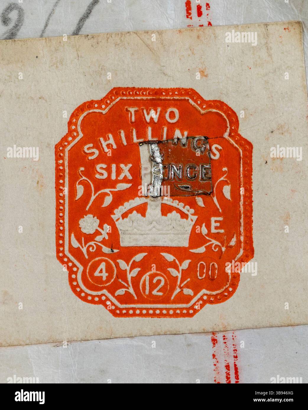 Deux shillings et six pence timbre de revenu avec écusson en feuille d'argent (un dispositif de sécurité d'avant les années 1920) sur un titre britannique pour une maison. Banque D'Images