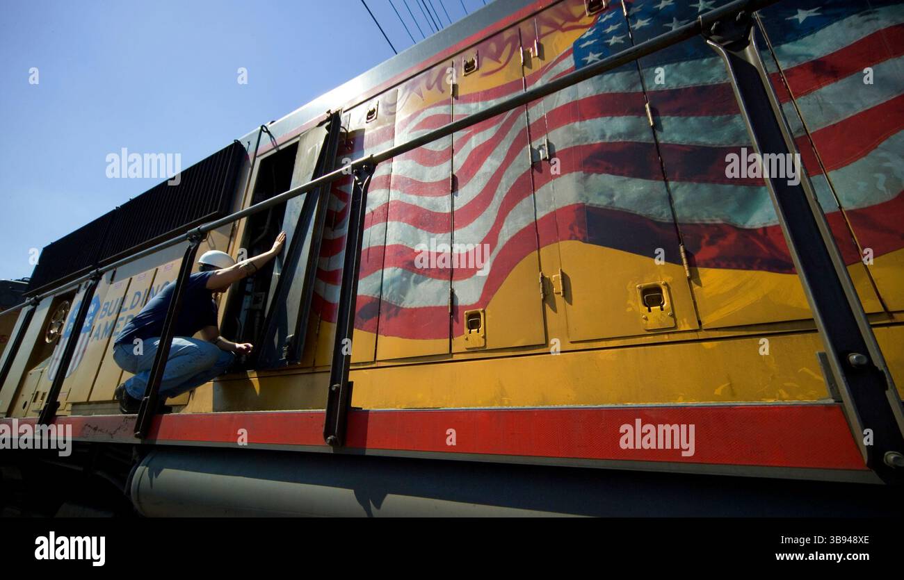 19 juin 2017 : un mécanicien entretient une locomotive dans la zone de réparation d'une gare de triage de marchandises à Roseville, EN CALIFORNIE. Notez le logo du drapeau américain. (Crédit image : © Spencer Grant/ZUMA Press Wire) Banque D'Images