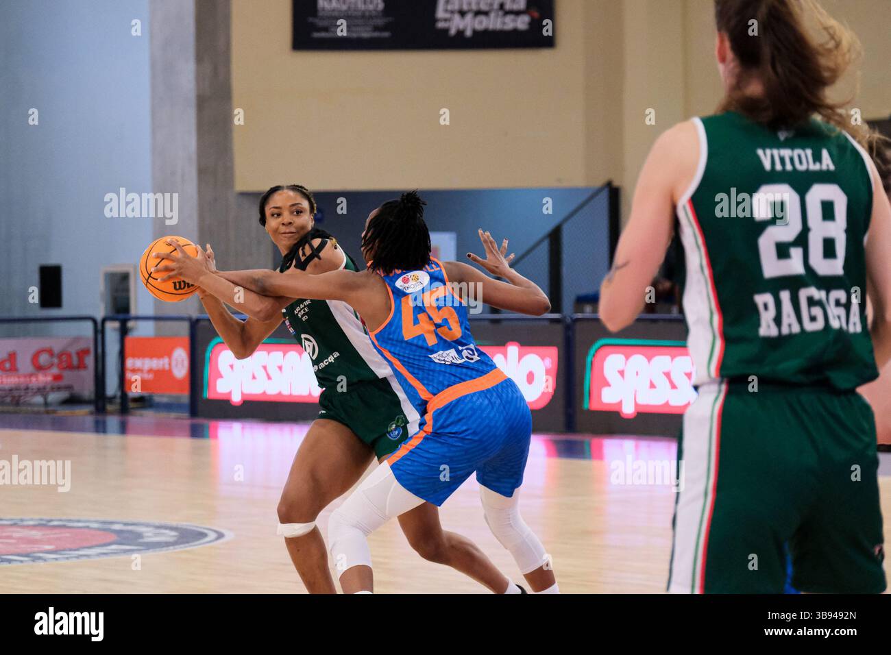 30 mars 2023, Campobasso, Italie : Anigwe Kristine de Passalacqua Ragusa Team (l), Ndour Gueye Astou Barro de Famila Wuber Schio Team (C) et Vitola Kristine de Passalacqua Ragusa Team (R) en action pendant le quart de finale féminine de la Coupe d'Italie 2023. Famila Wuber Schio Team a battu Passalacqua Ragusa Team avec un score de 87 - 80 à la Molisana Arena. (Crédit image : © Elena Vizzoca/SOPA images via ZUMA Press Wire) Banque D'Images