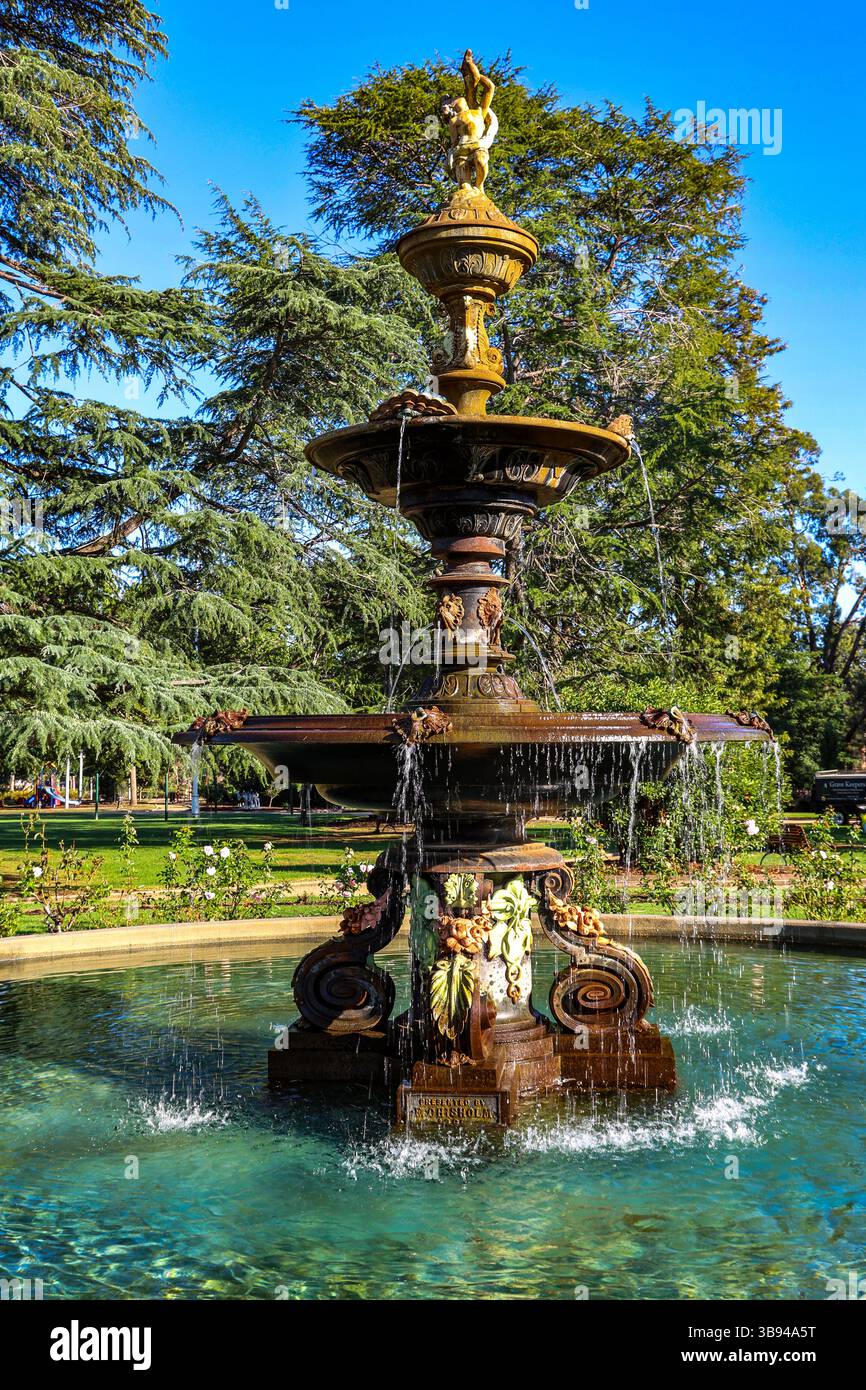 Vue de la magnifique fontaine de Chisholm, Victory Memorial Gardens, présentée aux habitants de Wagga Wagga, Nouvelle-Galles du Sud, Australie en 1885. Banque D'Images