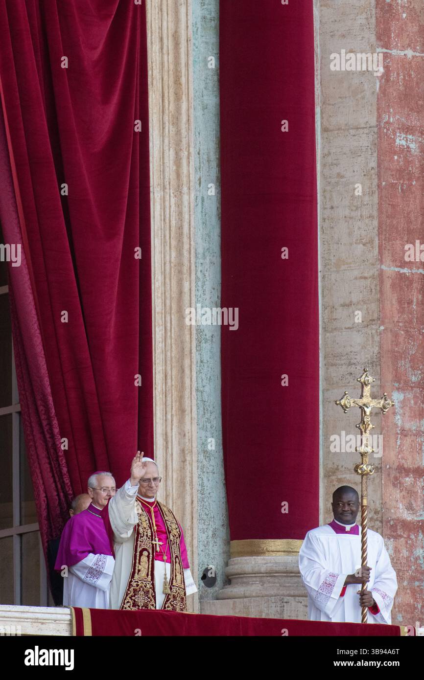 Nouvellement élu Pape Léon XIV, Papa Leone 14, Robert Francis Prevost sur le balcon de la basilique Pierre. Cité du Vatican 08/05/2025. Photo de Rocco Pettini Banque D'Images Nouvellement élu Pape Léon XIV, Papa Leone 14, Robert Francis Prevost sur le balcon de la basilique Pierre. Cité du Vatican 08/05/2025. Photo de Rocco Pettini Banque D'Images