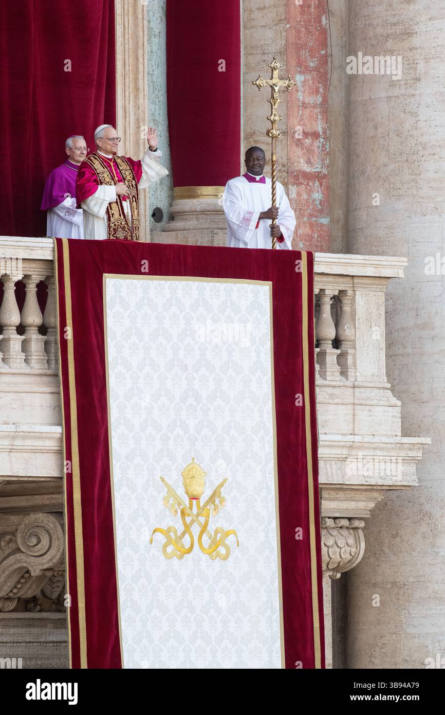 Nouvellement élu Pape Léon XIV, Papa Leone 14, Robert Francis Prevost sur le balcon de la basilique Pierre. Cité du Vatican 08/05/2025. Photo de Rocco Pettini Banque D'Images Nouvellement élu Pape Léon XIV, Papa Leone 14, Robert Francis Prevost sur le balcon de la basilique Pierre. Cité du Vatican 08/05/2025. Photo de Rocco Pettini Banque D'Images