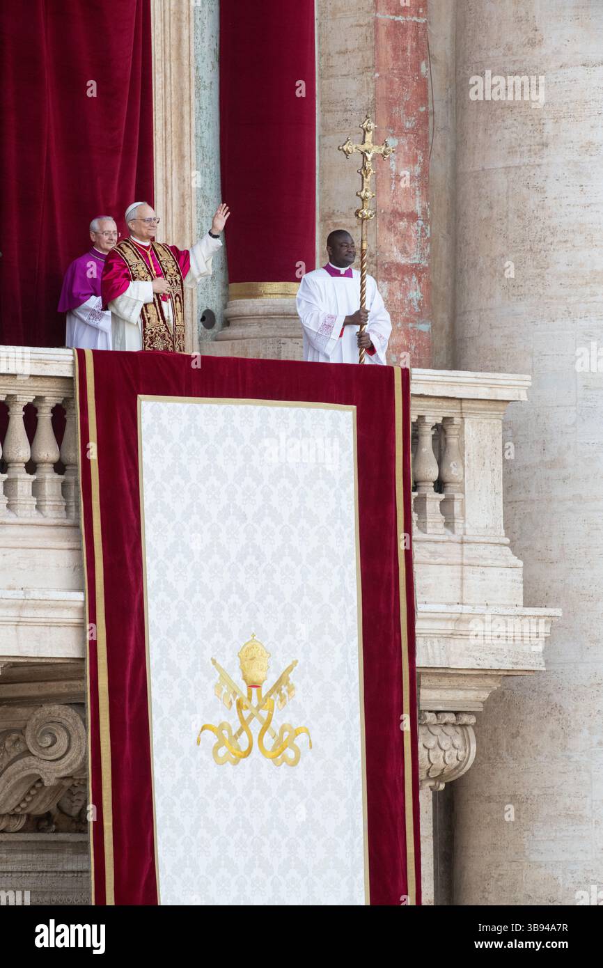 Nouvellement élu Pape Léon XIV, Papa Leone 14, Robert Francis Prevost sur le balcon de la basilique Pierre. Cité du Vatican 08/05/2025. Photo de Rocco Pettini Banque D'Images Nouvellement élu Pape Léon XIV, Papa Leone 14, Robert Francis Prevost sur le balcon de la basilique Pierre. Cité du Vatican 08/05/2025. Photo de Rocco Pettini Banque D'Images