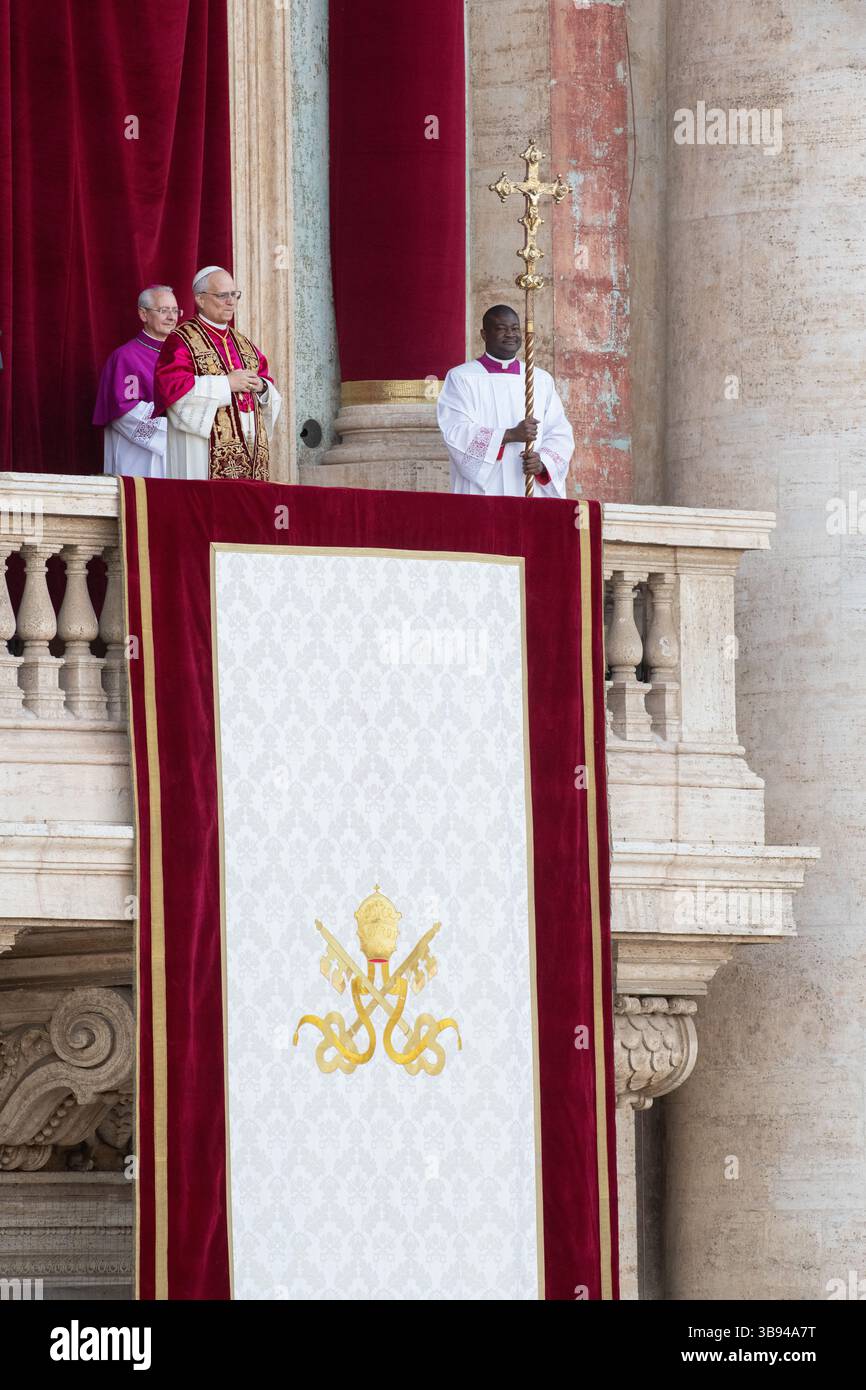 Nouvellement élu Pape Léon XIV, Papa Leone 14, Robert Francis Prevost sur le balcon de la basilique Pierre. Cité du Vatican 08/05/2025. Photo de Rocco Pettini Banque D'Images Nouvellement élu Pape Léon XIV, Papa Leone 14, Robert Francis Prevost sur le balcon de la basilique Pierre. Cité du Vatican 08/05/2025. Photo de Rocco Pettini Banque D'Images