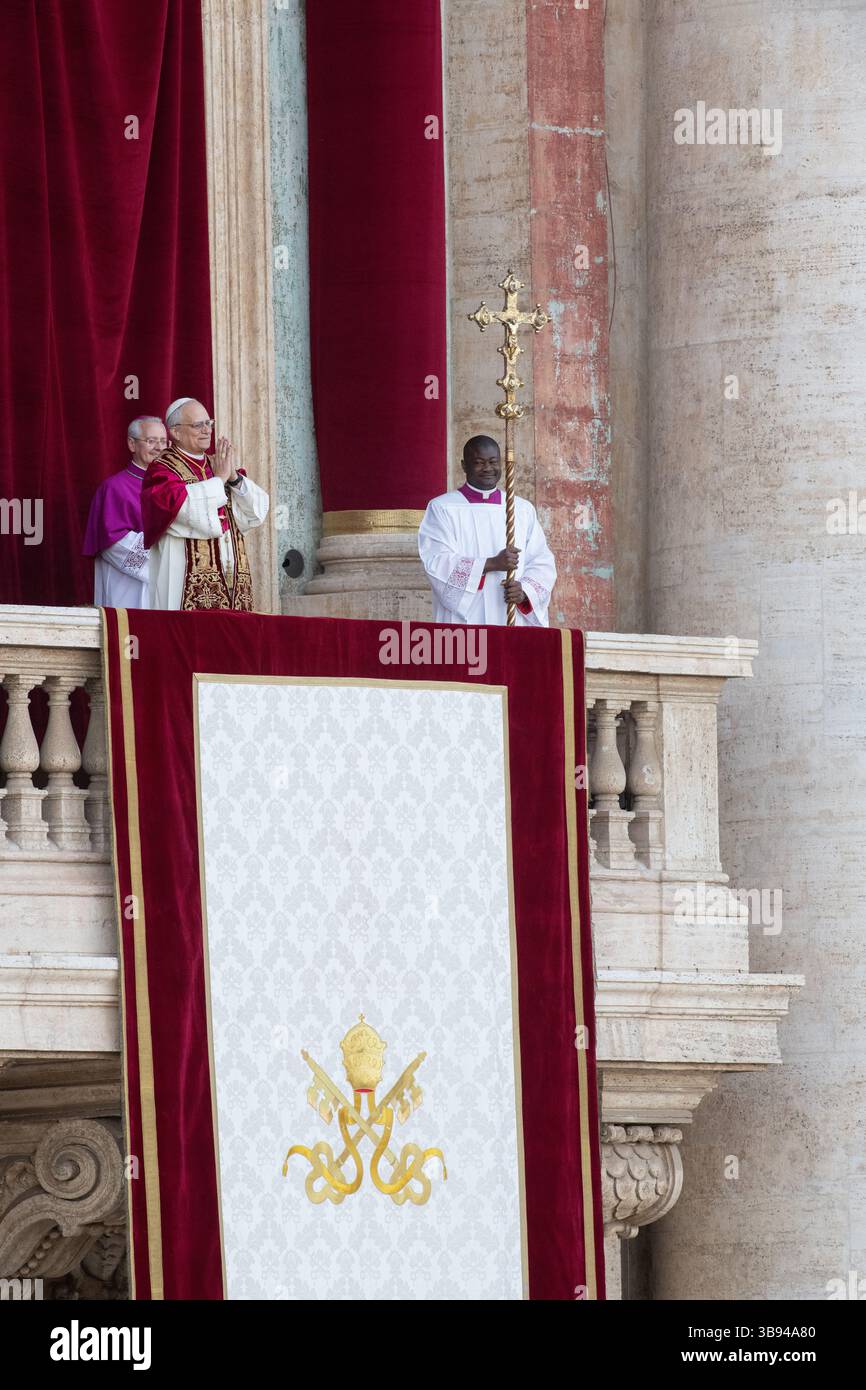 Nouvellement élu Pape Léon XIV, Papa Leone 14, Robert Francis Prevost sur le balcon de la basilique Pierre. Cité du Vatican 08/05/2025. Photo de Rocco Pettini Banque D'Images Nouvellement élu Pape Léon XIV, Papa Leone 14, Robert Francis Prevost sur le balcon de la basilique Pierre. Cité du Vatican 08/05/2025. Photo de Rocco Pettini Banque D'Images