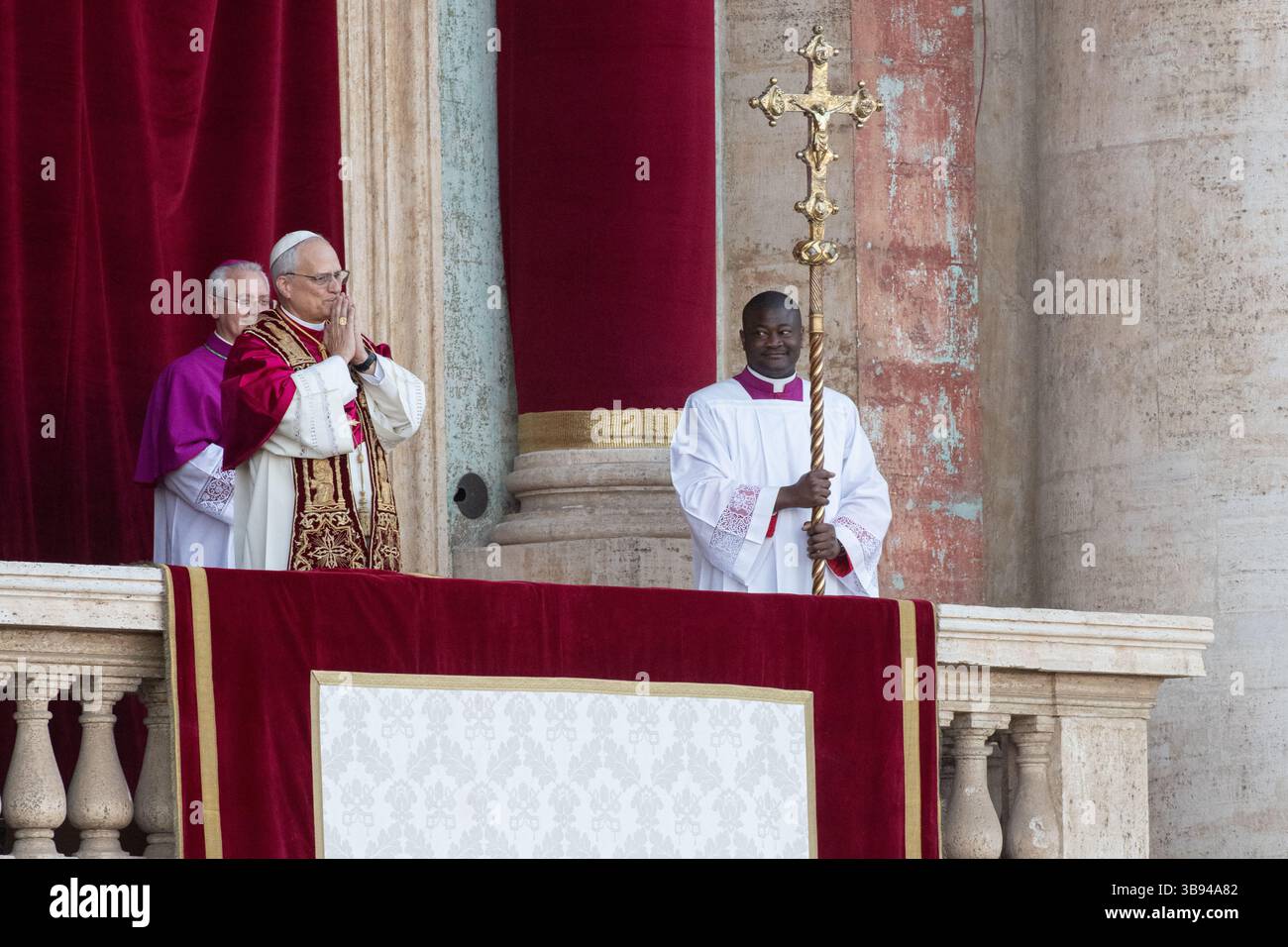 Nouvellement élu Pape Léon XIV, Papa Leone 14, Robert Francis Prevost sur le balcon de la basilique Pierre. Cité du Vatican 08/05/2025. Photo de Rocco Pettini Banque D'Images Nouvellement élu Pape Léon XIV, Papa Leone 14, Robert Francis Prevost sur le balcon de la basilique Pierre. Cité du Vatican 08/05/2025. Photo de Rocco Pettini Banque D'Images