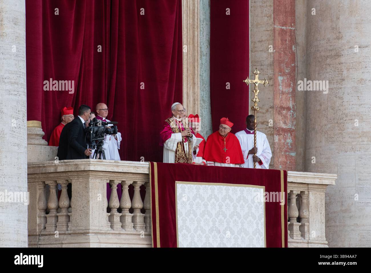 Nouvellement élu Pape Léon XIV, Papa Leone 14, Robert Francis Prevost sur le balcon de la basilique Pierre. Cité du Vatican 08/05/2025. Photo de Rocco Pettini Banque D'Images Nouvellement élu Pape Léon XIV, Papa Leone 14, Robert Francis Prevost sur le balcon de la basilique Pierre. Cité du Vatican 08/05/2025. Photo de Rocco Pettini Banque D'Images