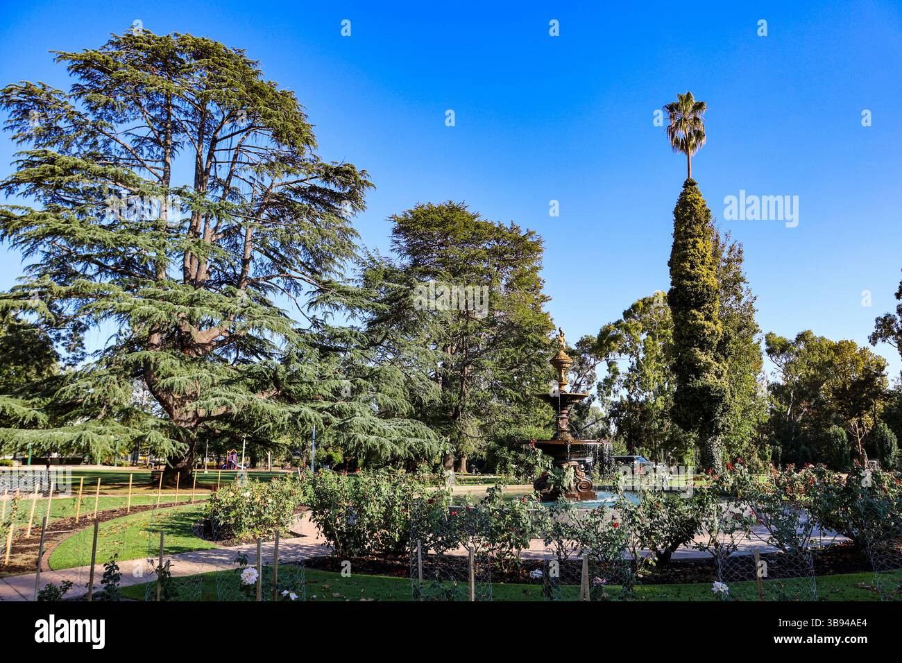 Vue panoramique sur les jardins du mémorial de la victoire, y compris la belle fontaine Chisholm, présentée aux habitants de Wagga Wagga, Nouvelle-Galles du Sud, au Banque D'Images