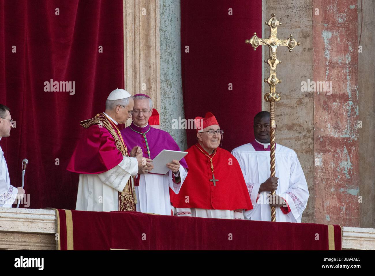 Nouvellement élu Pape Léon XIV, Papa Leone 14, Robert Francis Prevost sur le balcon de la basilique Pierre. Cité du Vatican 08/05/2025. Photo de Rocco Pettini Banque D'Images Nouvellement élu Pape Léon XIV, Papa Leone 14, Robert Francis Prevost sur le balcon de la basilique Pierre. Cité du Vatican 08/05/2025. Photo de Rocco Pettini Banque D'Images