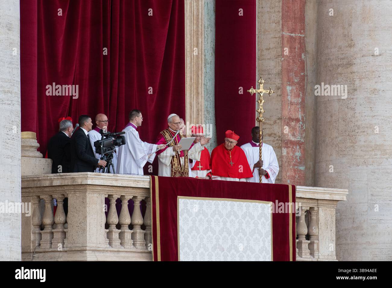 Nouvellement élu Pape Léon XIV, Papa Leone 14, Robert Francis Prevost sur le balcon de la basilique Pierre. Cité du Vatican 08/05/2025. Photo de Rocco Pettini Banque D'Images Nouvellement élu Pape Léon XIV, Papa Leone 14, Robert Francis Prevost sur le balcon de la basilique Pierre. Cité du Vatican 08/05/2025. Photo de Rocco Pettini Banque D'Images